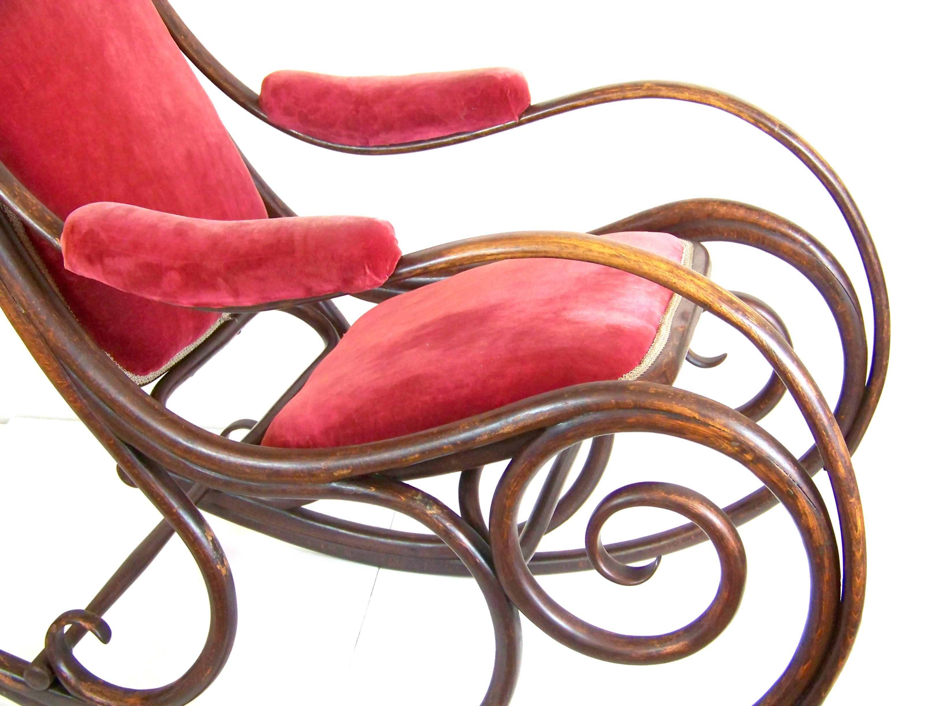 Sehr seltenes Modell, der erste Schaukelstuhl, der von Michael Thonet erfunden wurde. Je nach Form und verwendetem Stempel handelt es sich um ein sehr seltenes archaisches Modell. Der Sessel wurde für die Polsterung hergestellt. Es war in dieser