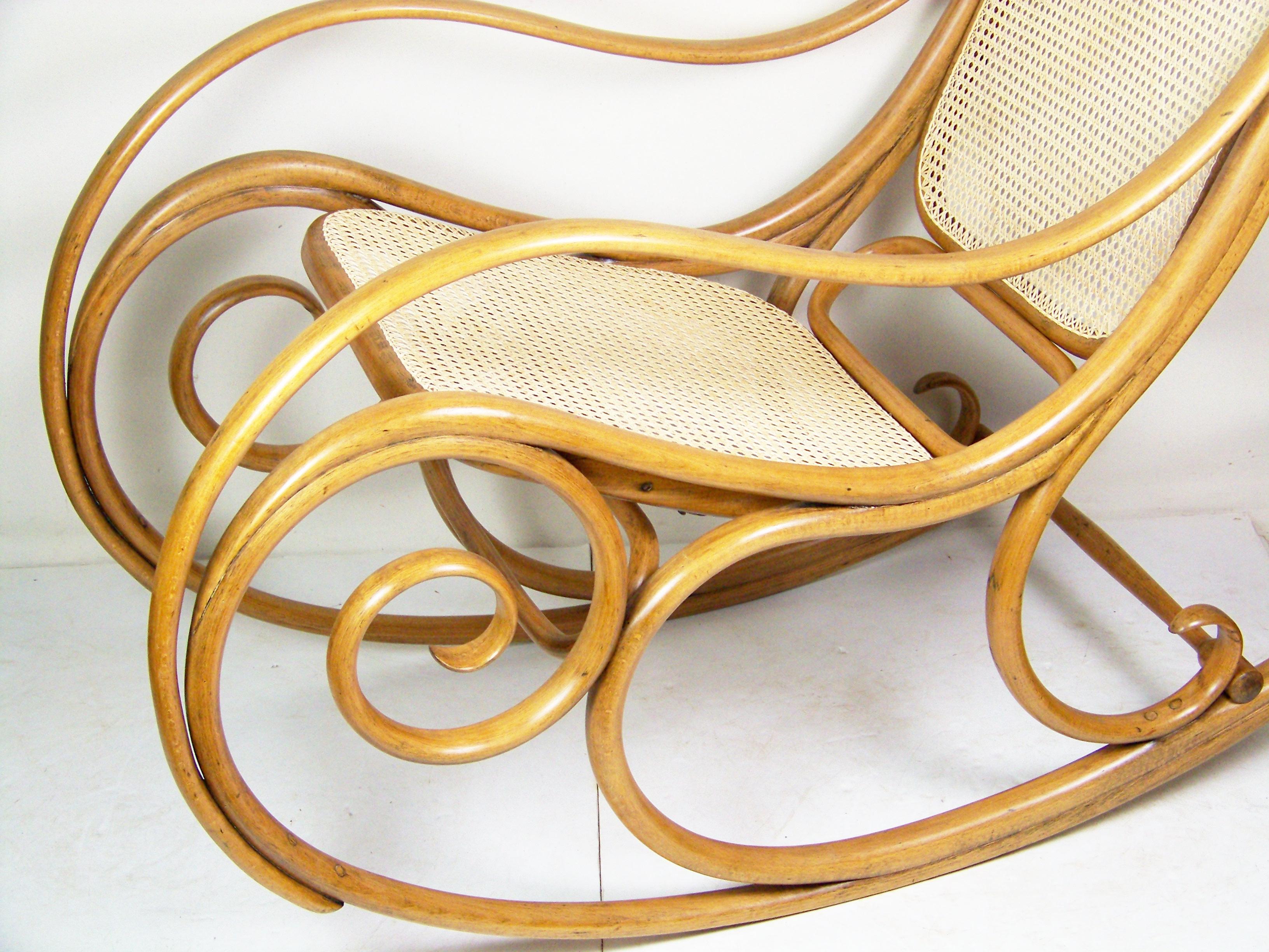 Rare Rocking Chair Thonet Nr.1 In Good Condition In Praha, CZ