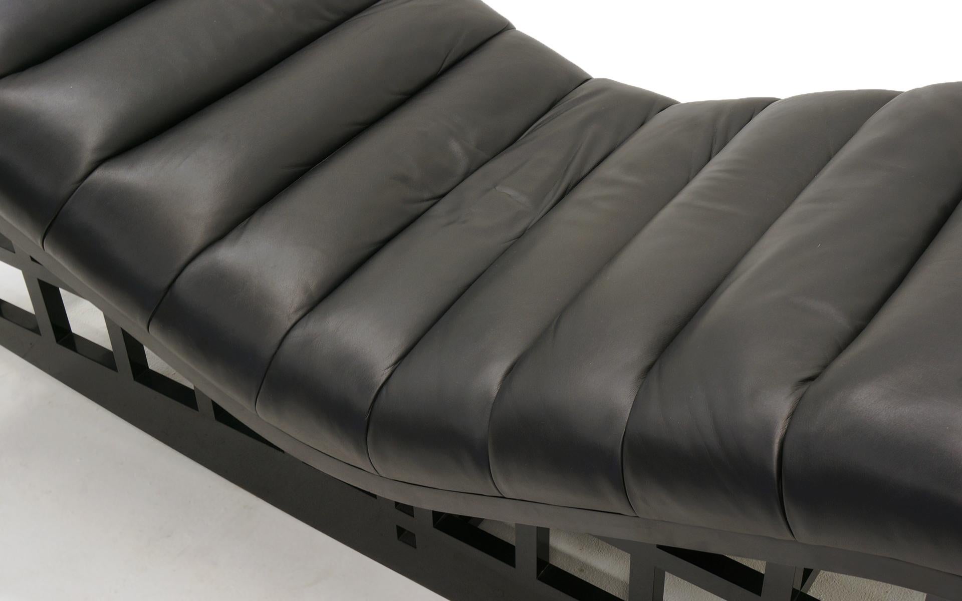 Late 20th Century Rocking Chaise by Richard Meier for Knoll, 1982. Black Leather. Rare. Signed. For Sale