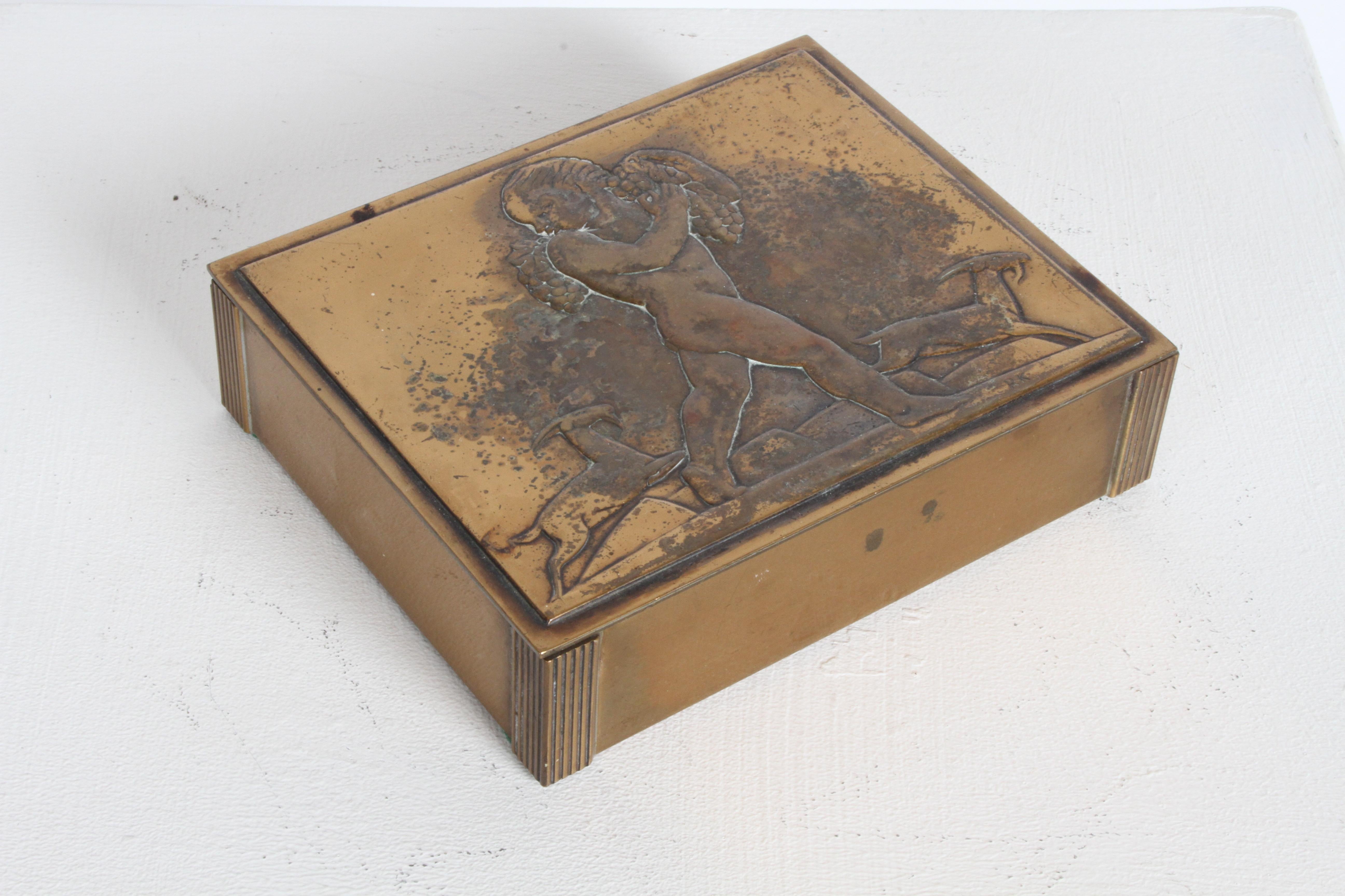 Art déco Rare boîte à cigarettes Art Déco en cuivre Rockwell Kent pour Chase Bacchus en vente
