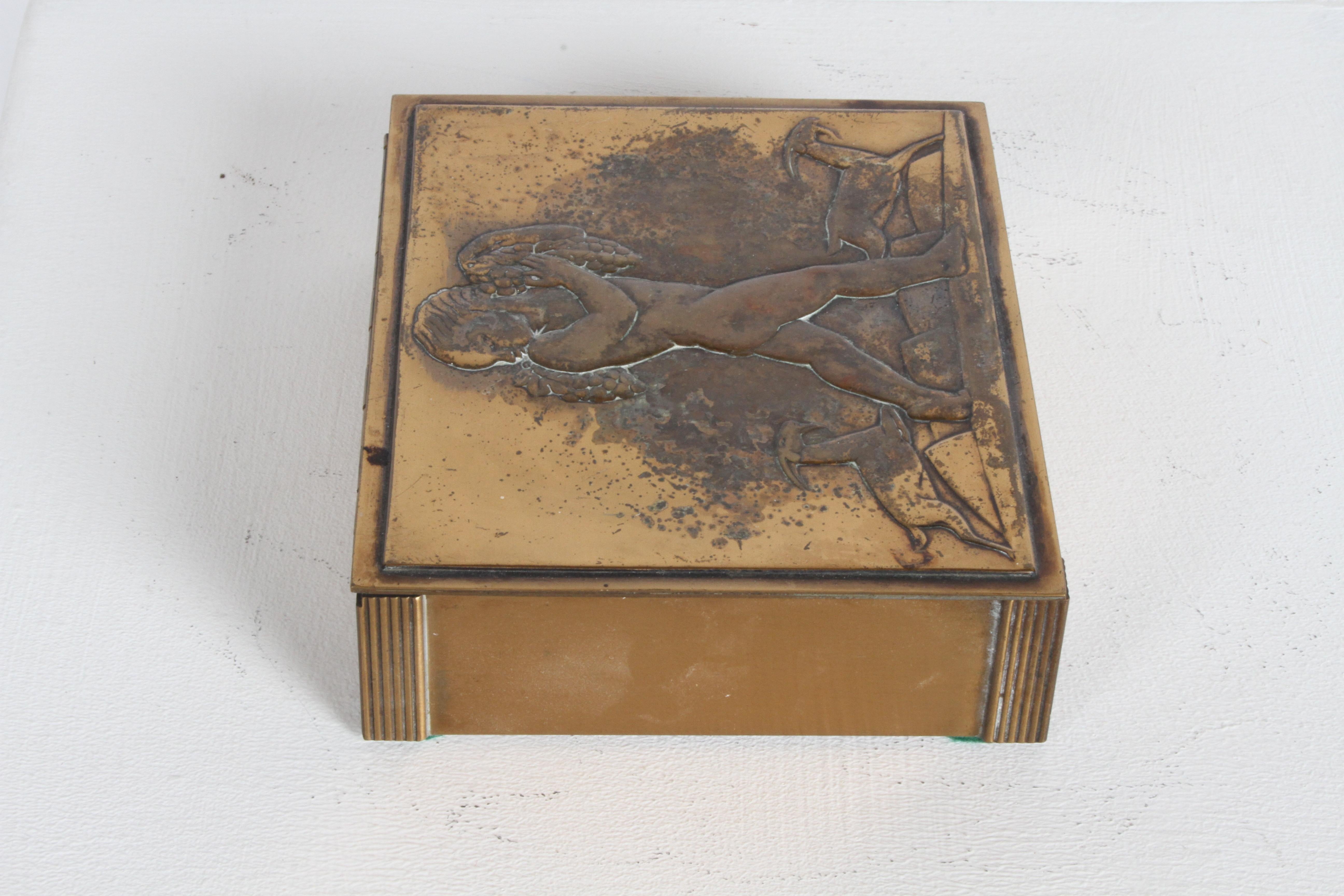 Milieu du XXe siècle Rare boîte à cigarettes Art Déco en cuivre Rockwell Kent pour Chase Bacchus en vente