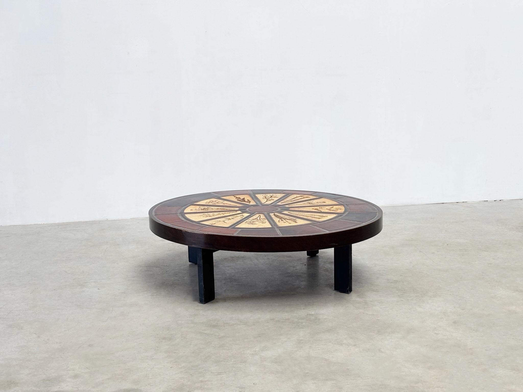Véritable pièce d'apparat des années 1970, cette table basse vintage fait entrer la nature à l'intérieur grâce à ses carreaux de céramique brune fabriqués à la main, chacun d'entre eux étant pressé avec des impressions botaniques uniques. Conçu et