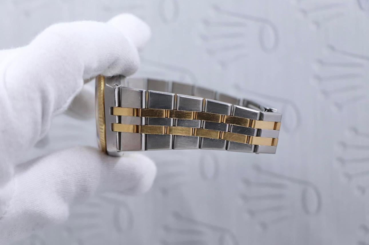 Diese Vintage Rolex OysterQuartz Datejust Armbanduhr ist ein luxuriöser Zeitmesser mit sportlichem Stil. Die Uhr verfügt über Strichindizes auf einem goldenen Zifferblatt mit Leuchtzeigern, die sie leicht ablesbar und perfekt für den Alltag machen.