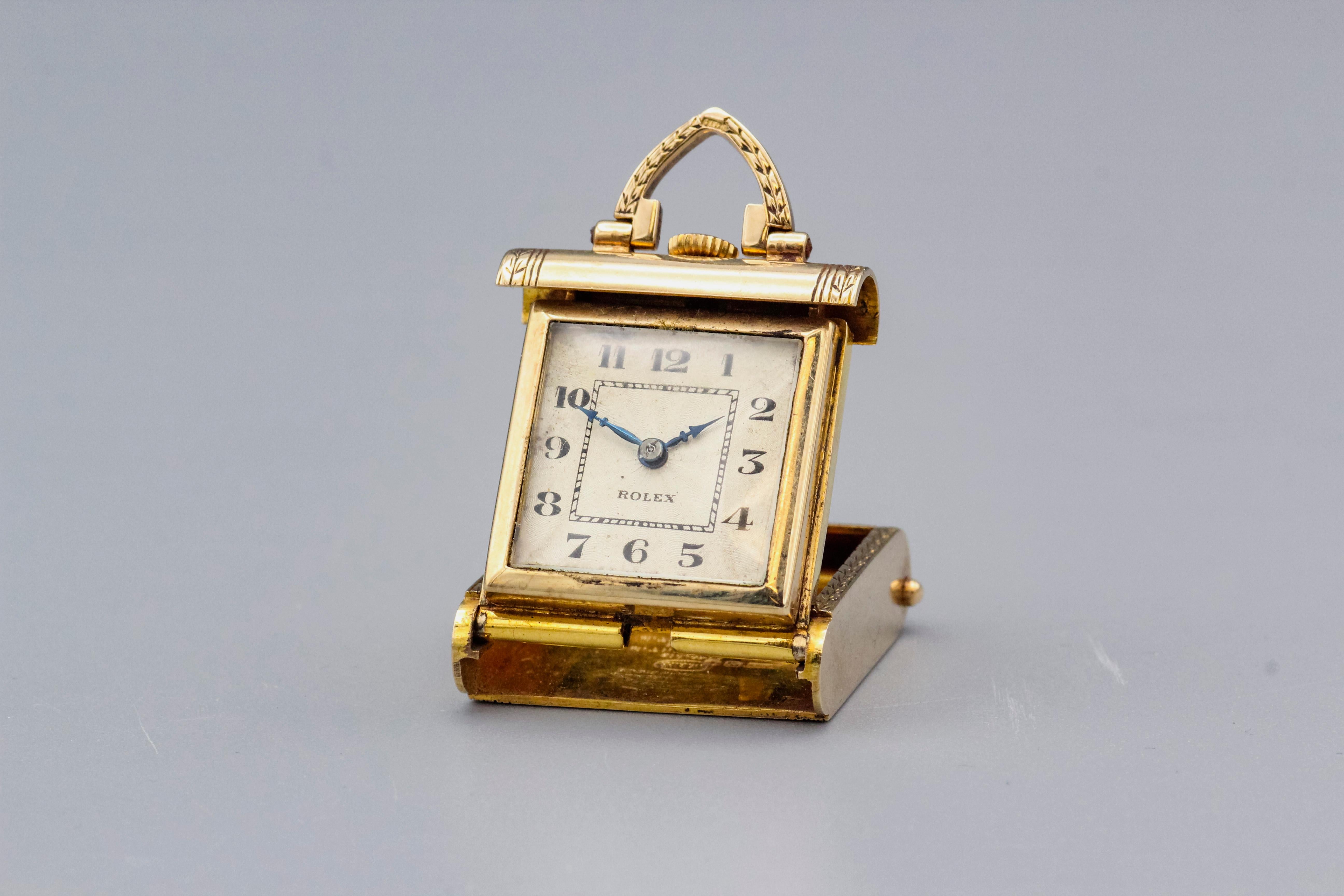 Voyage dans le temps : une rare horloge de voyage Rolex en or 9k (Circa 1940s)

Embarquez pour un voyage dans le luxe vintage avec cette exceptionnelle horloge de voyage Rolex, fabriquée en or 9 carats et évoquant les années 1940. Plus qu'un simple