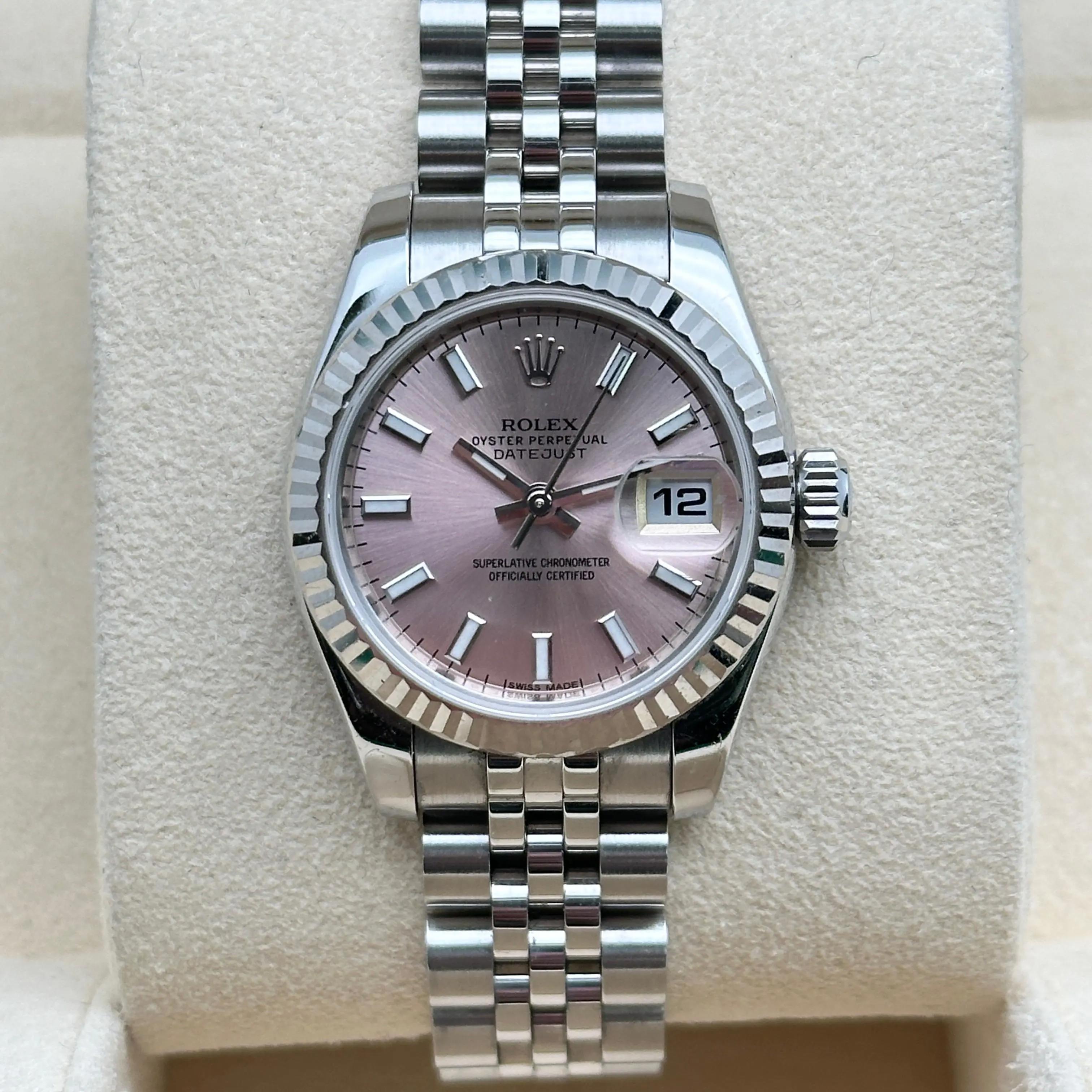 Occasion en excellent état, rare cadran rose d'usine. Il est livré avec sa boîte d'origine mais sans papier.

Informations générales
Marque : Rolex
Modèle : Lady-Datejust
Numéro de modèle : 179174
Département : Femmes
Pays/Région de fabrication :