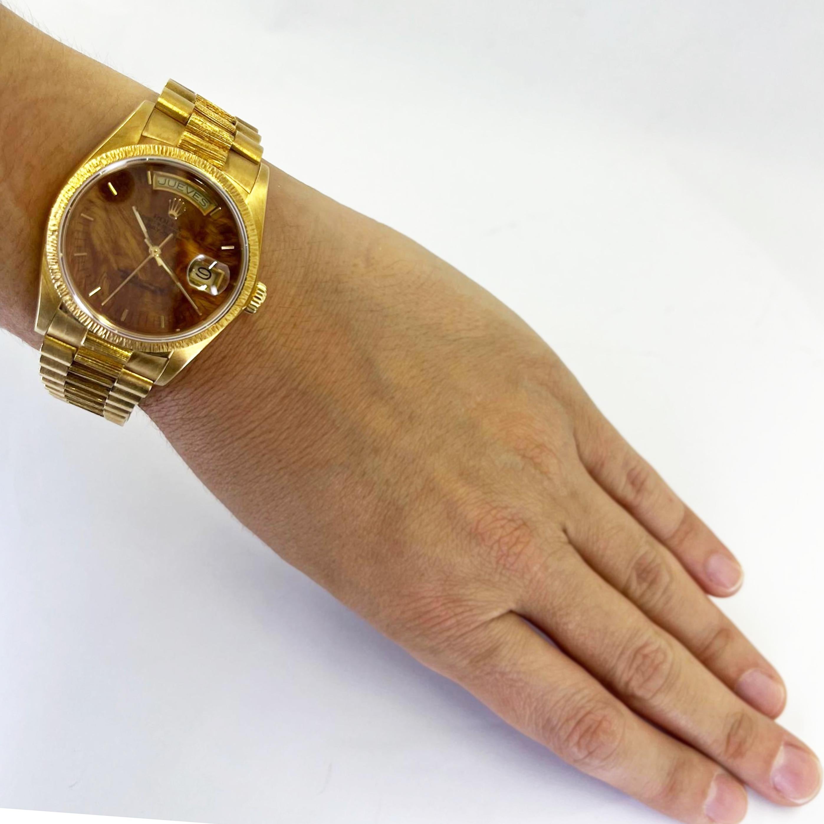 Difficile de trouver une Rolex Day-date 36mm d'occasion en or jaune 18 carats avec cadran en bois de bouleau d'origine. Mouvement automatique avec bracelet président avec finition écorce.

Modèle n° 8078, Circa 1979.

Révision en août 2024. Comprend