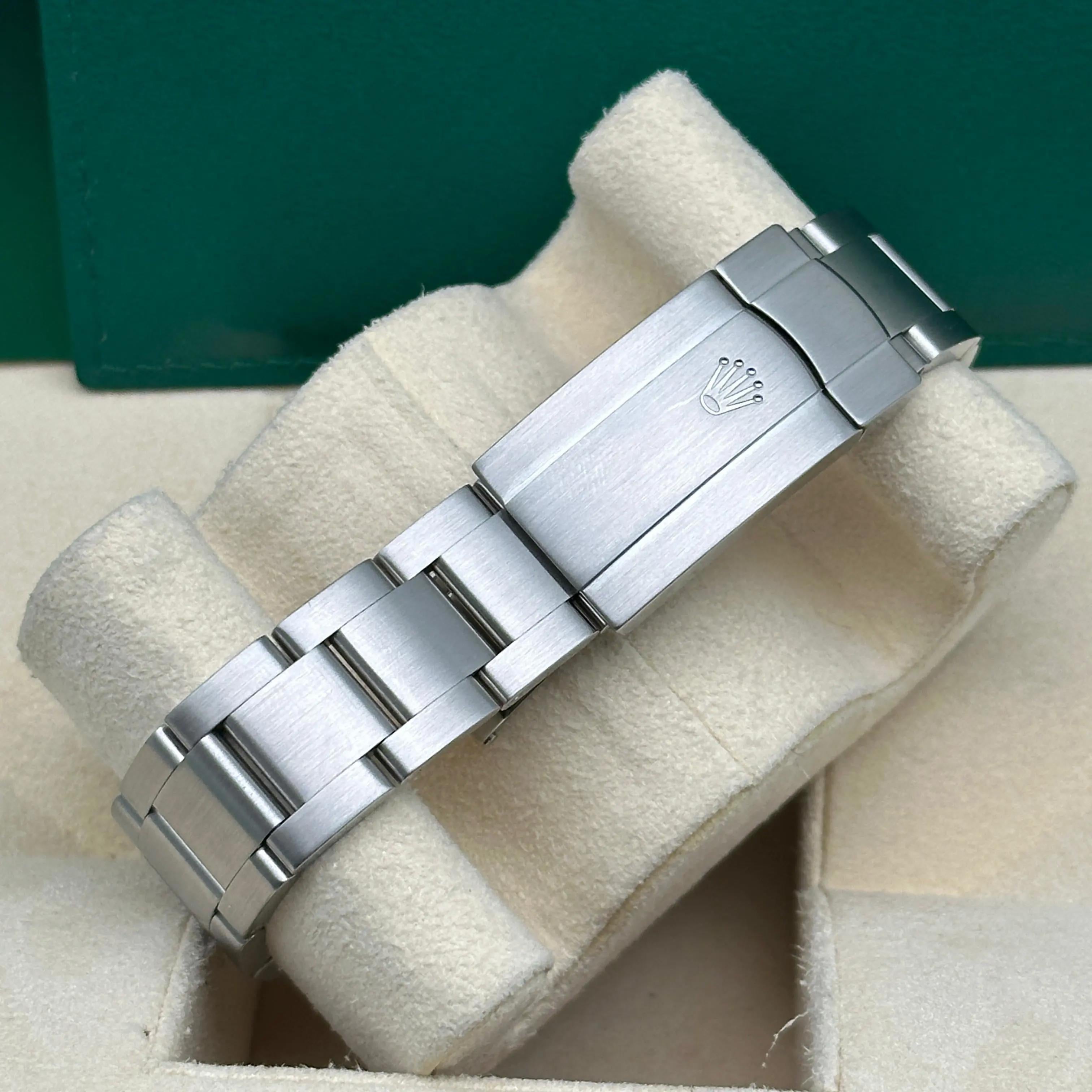 Rare Rolex Oyster Perpetual 39mm Steel White Index Dial Automatic Watch 114300 in vendita 2