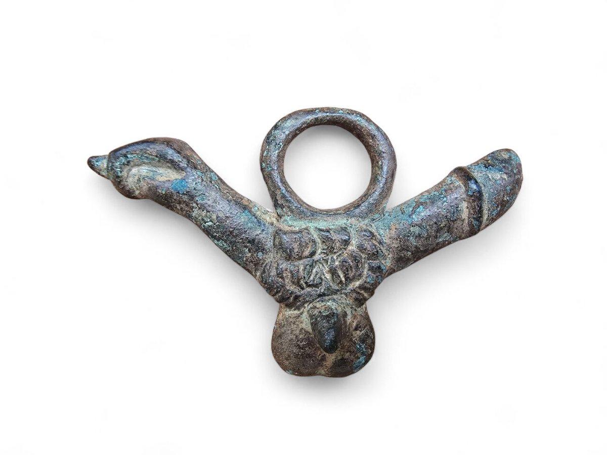 Exemple exceptionnel de l'artisanat romain antique, cette rare amulette en bronze date de l'apogée de l'Empire romain, vers le 1er ou le 2e siècle ADS. Coulée dans un bronze massif à la patine naturelle remarquable acquise au fil des siècles,