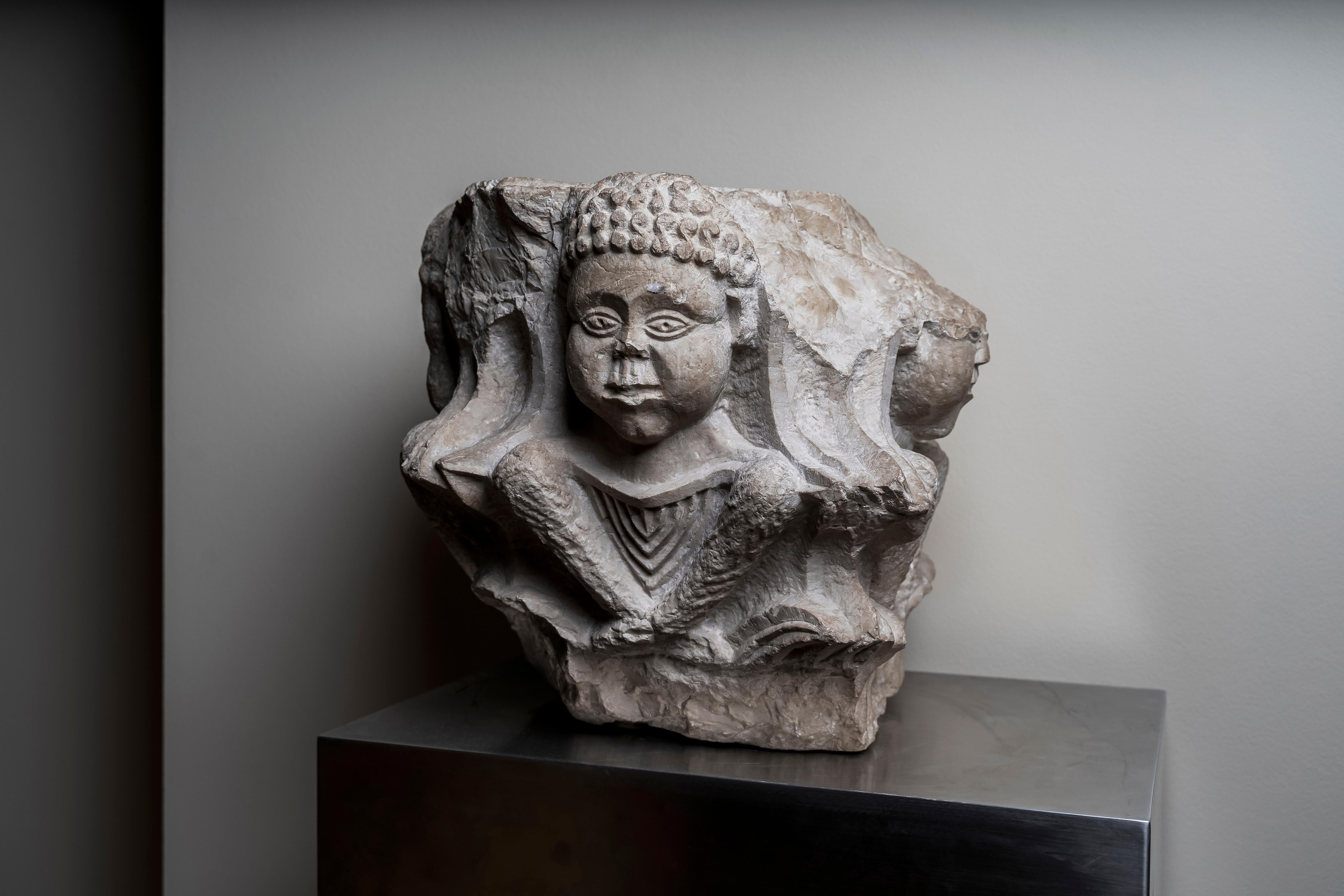 Sculpté Rare chapiteau romain représentant quatre africains, Apulia, 13e siècle en vente