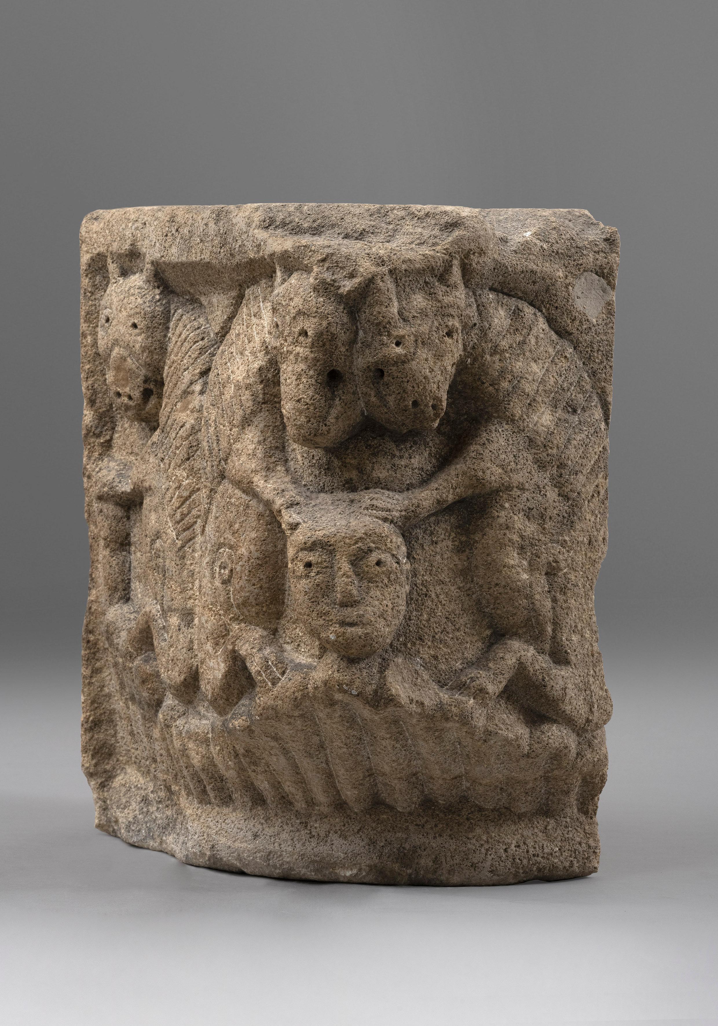 Engaged Romanesque capital representing Daniel in the Lion’s den
France, 12th century
Limestone
38 x 29 x 18 cm

Provenance : Private collection Brugge, Belgique

This intriguant and rare engaged capital is decorated in two sides with