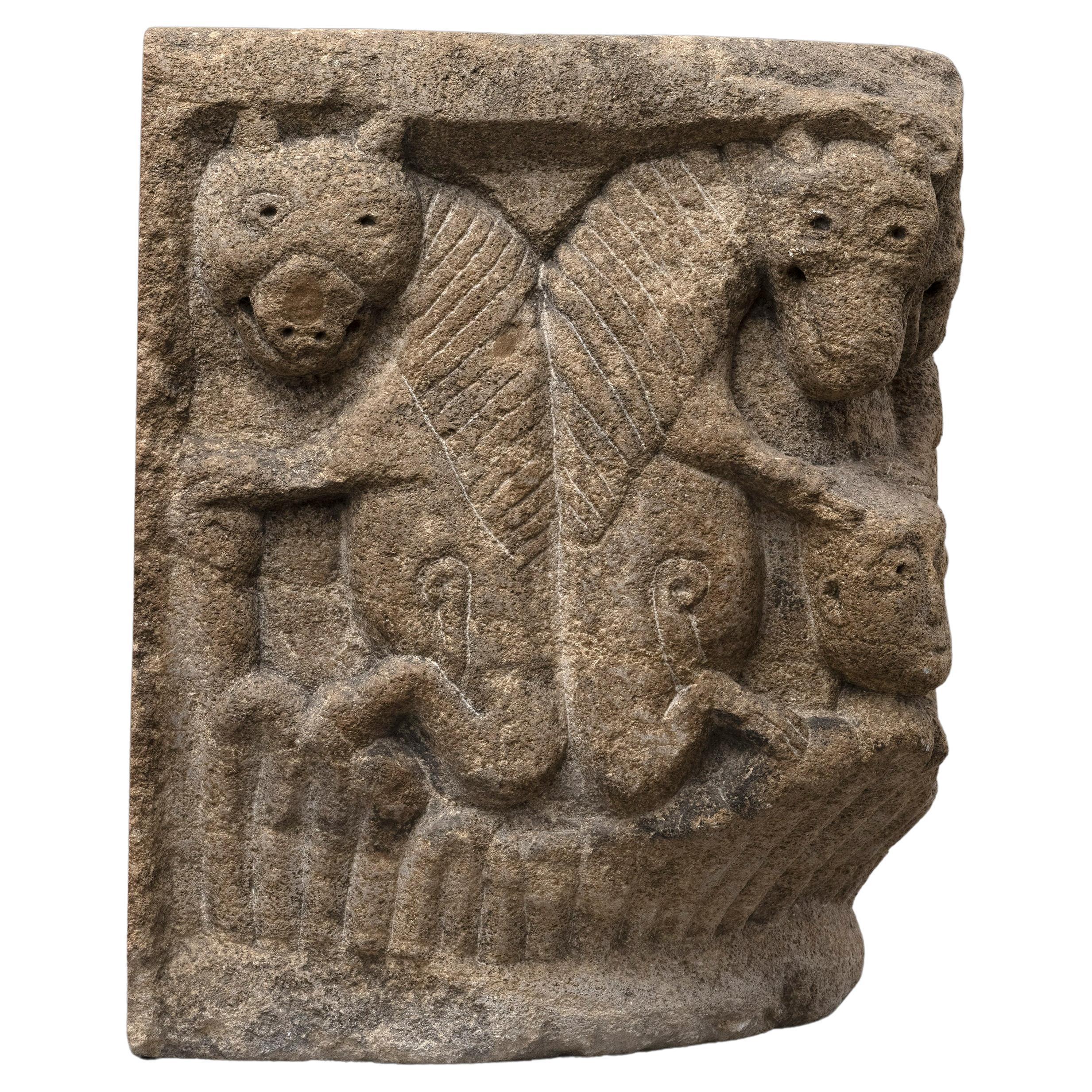 Rare chapiteau roman représentant Daniel Dens dans la fosse aux lions, XIIe siècle en vente