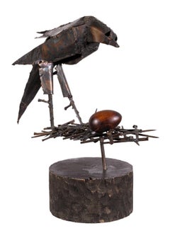 Rara escultura de pájaro de metal brutalista de Ron Schmidt sobre un nido de clavos