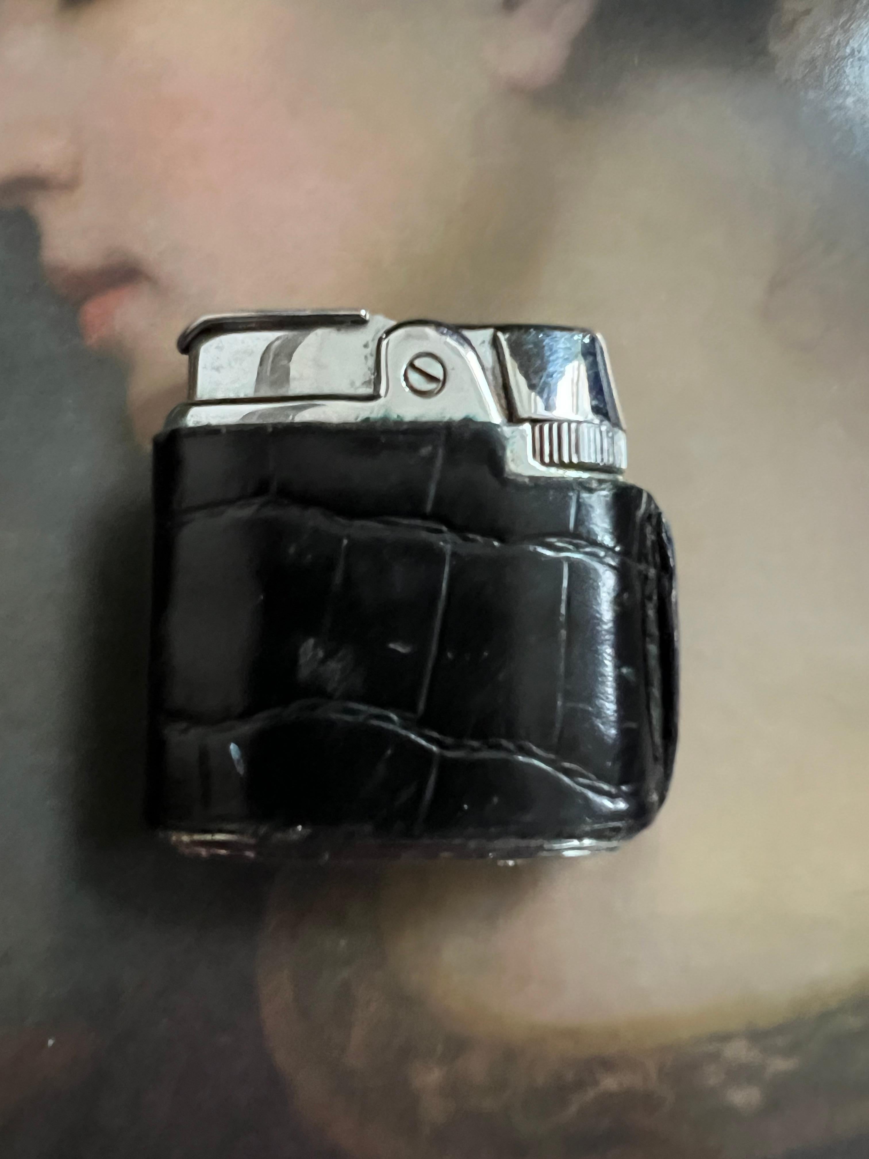 Ronson Black Bound lather lighter 
A lovely vintage Ronson gas leather bound lighter, it has been used and we would say no more than a few times as this is in super condition, leather all good, chrome finish, a super addition to any