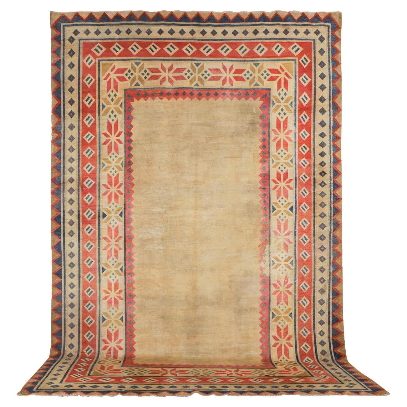 Rare tapis tibétain ancien à champ ouvert de la taille d'une pièce