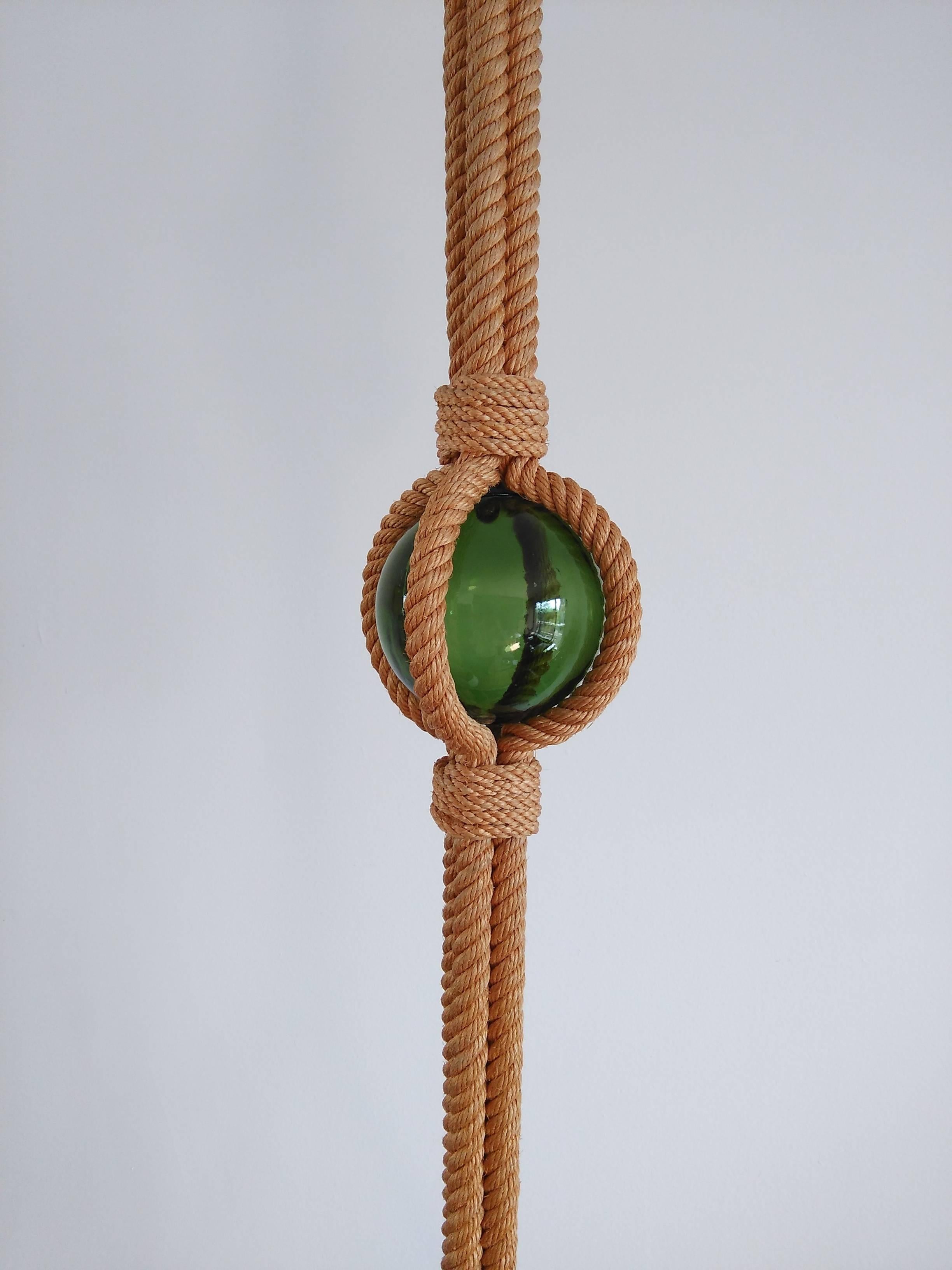 Seltene Dreibein-Stehleuchte aus Seil und grünem Glas von Audoux Minet, Frankreich, 1960er Jahre im Zustand „Gut“ im Angebot in New York, NY