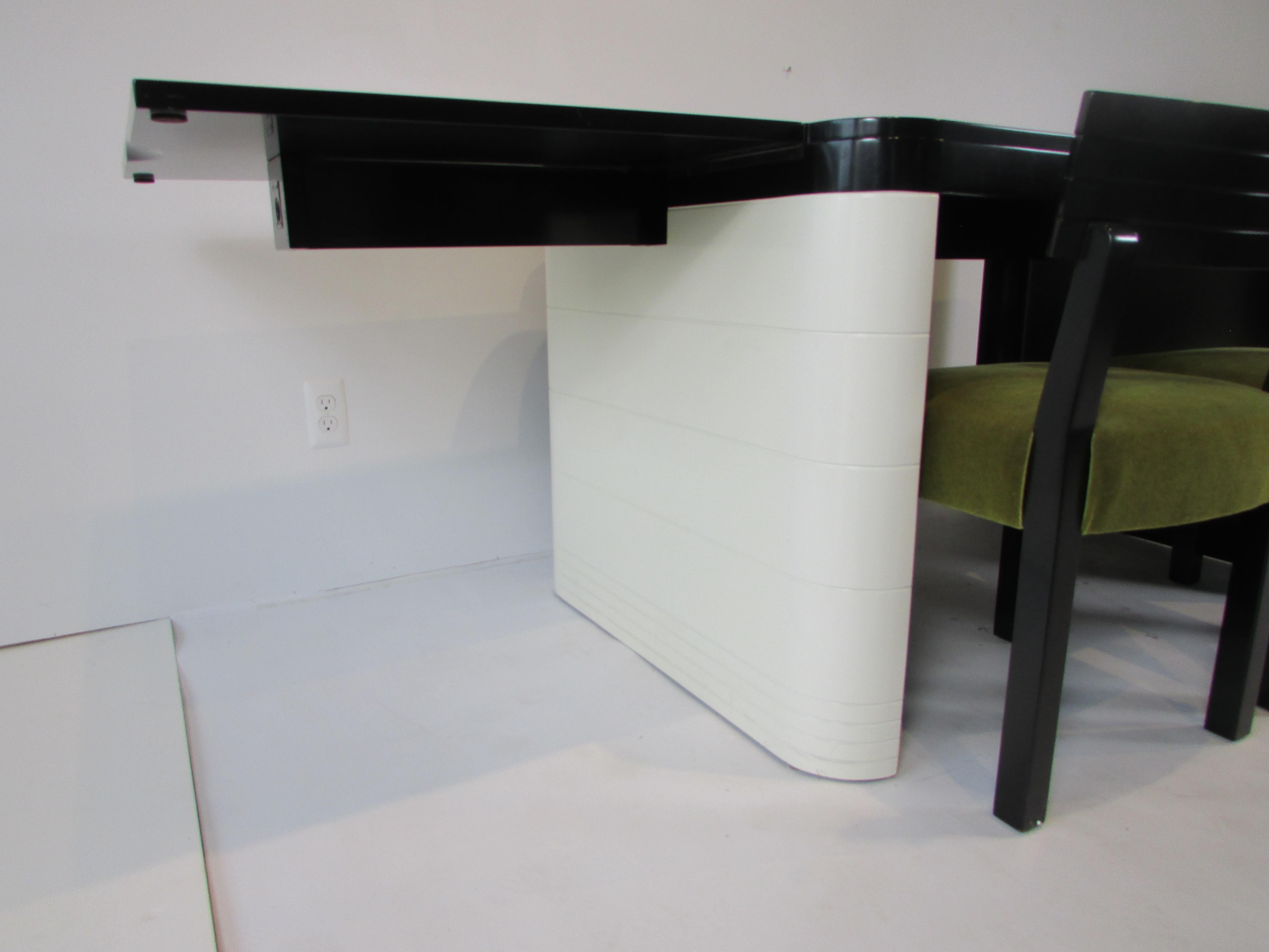 Seltener Rorimer Brooks Mattschwarzer Art-Déco-Esstisch im Art déco-Stil mit sechs Stühlen 6