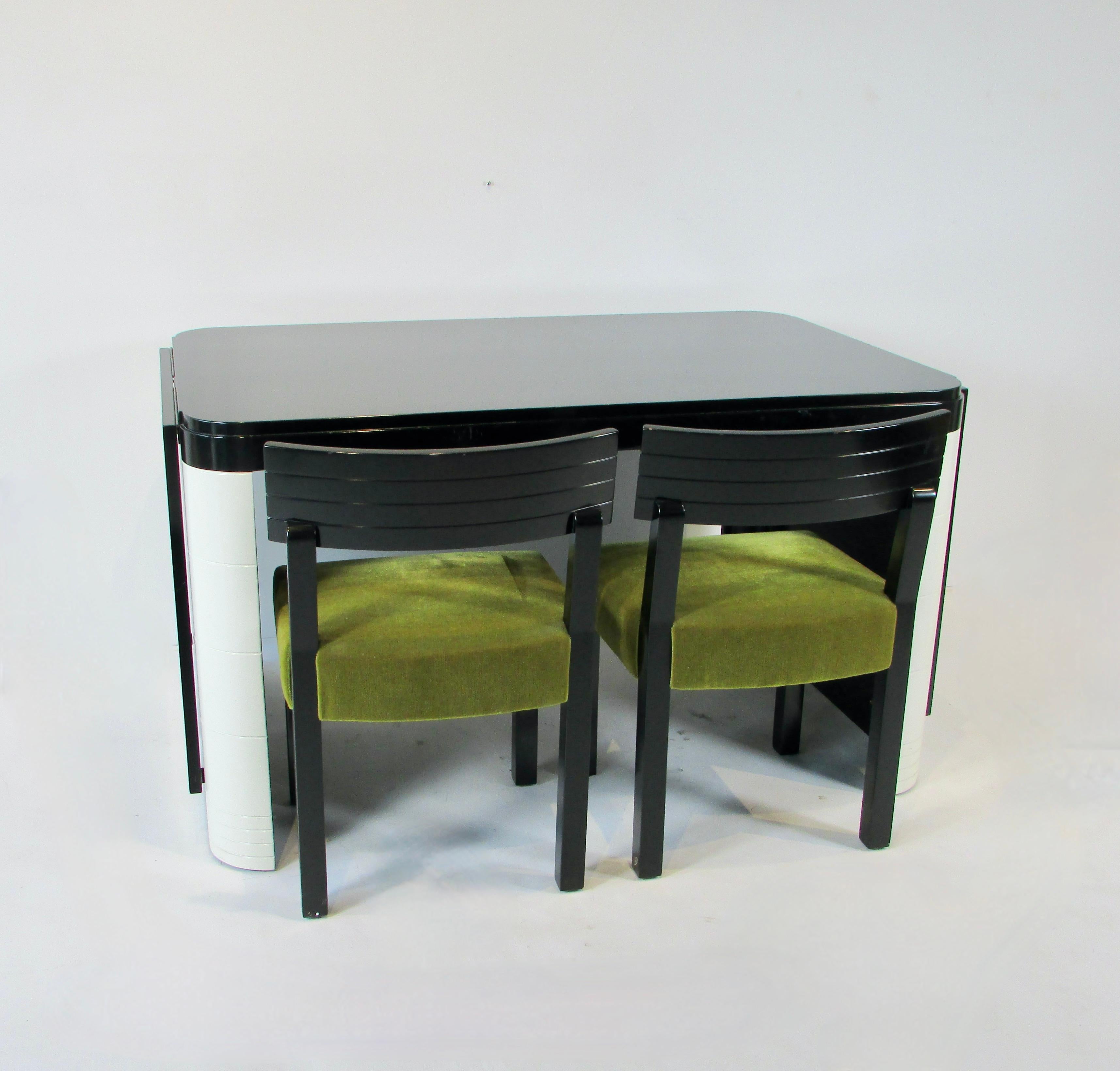 Seltener Esstisch mit sechs Stühlen hergestellt von Rorimer Brooks co . Art Deco Stromlinienförmiges modernes Styling . Cremefarben lackierte Tischseite mit eingeschnittenen Geschwindigkeitslinien. Im ausgezogenen Zustand werden die Blätter durch