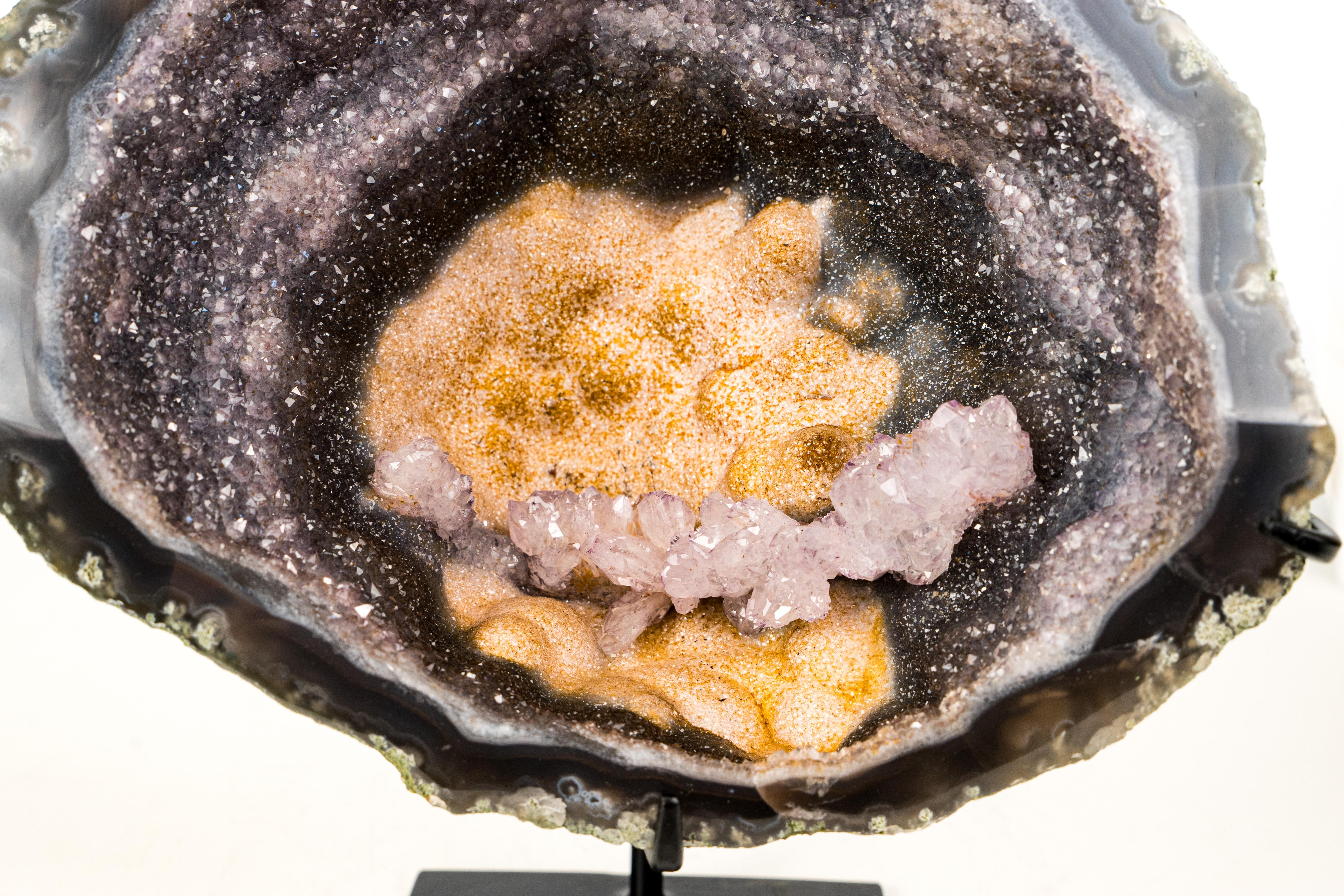 Brasiliano Raro fiore di ametista rosa in geode di ametista Galaxy in vendita