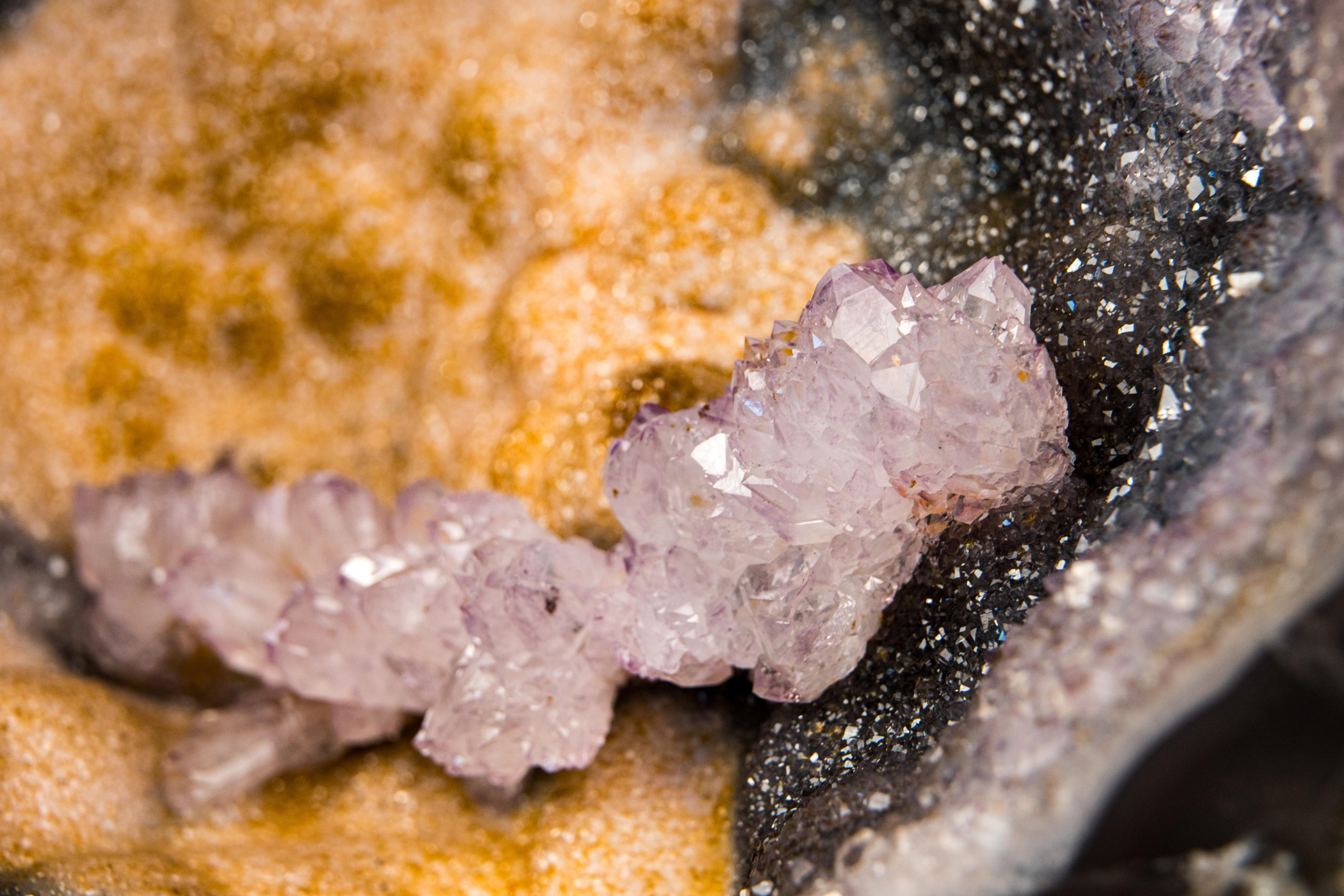 Raro fiore di ametista rosa in geode di ametista Galaxy in vendita 1