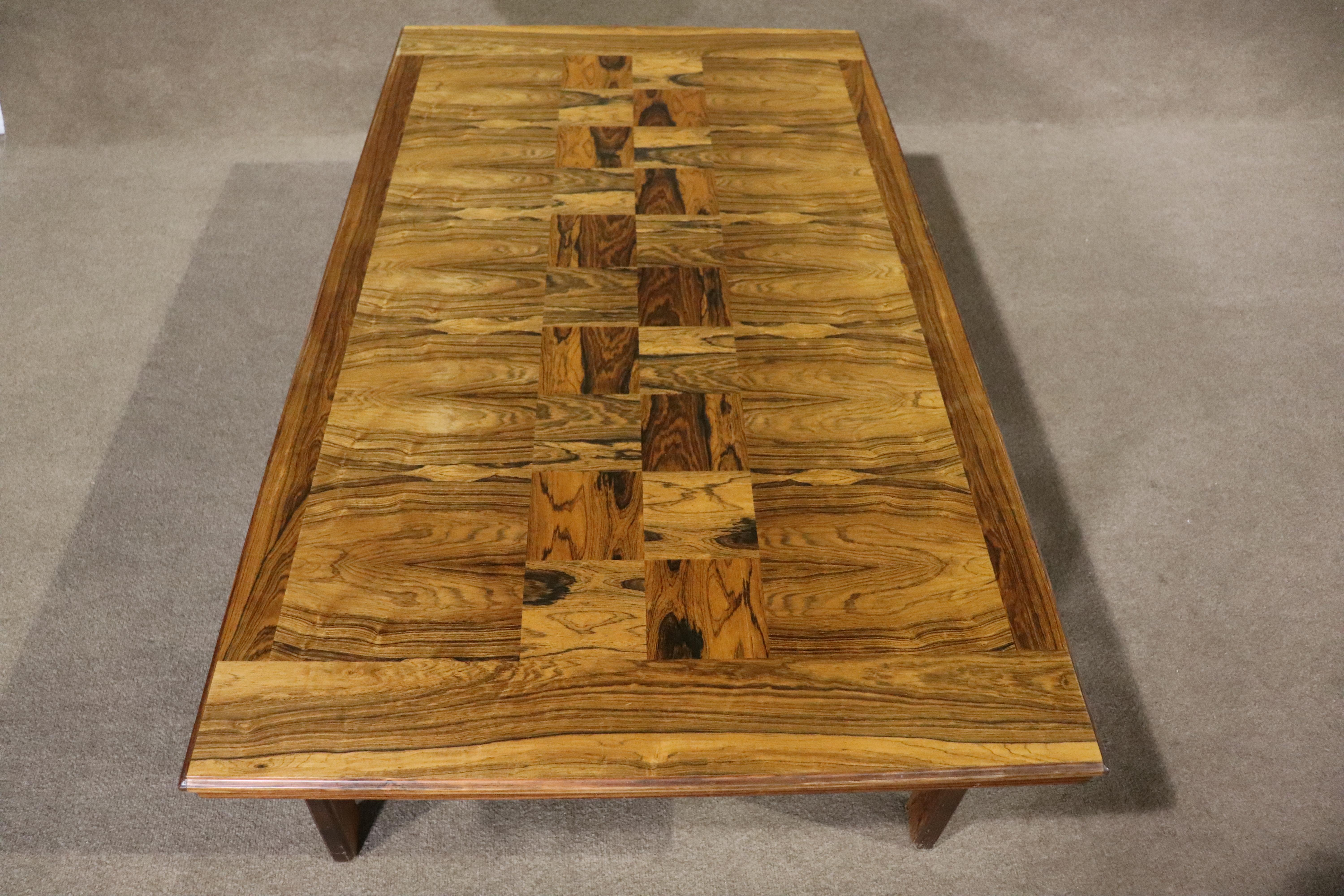 Table basse moderne du milieu du siècle avec de riches motifs en placage de bois de rose. Cette table est un magnifique point central de votre salon.
Veuillez confirmer le lieu NY ou NJ