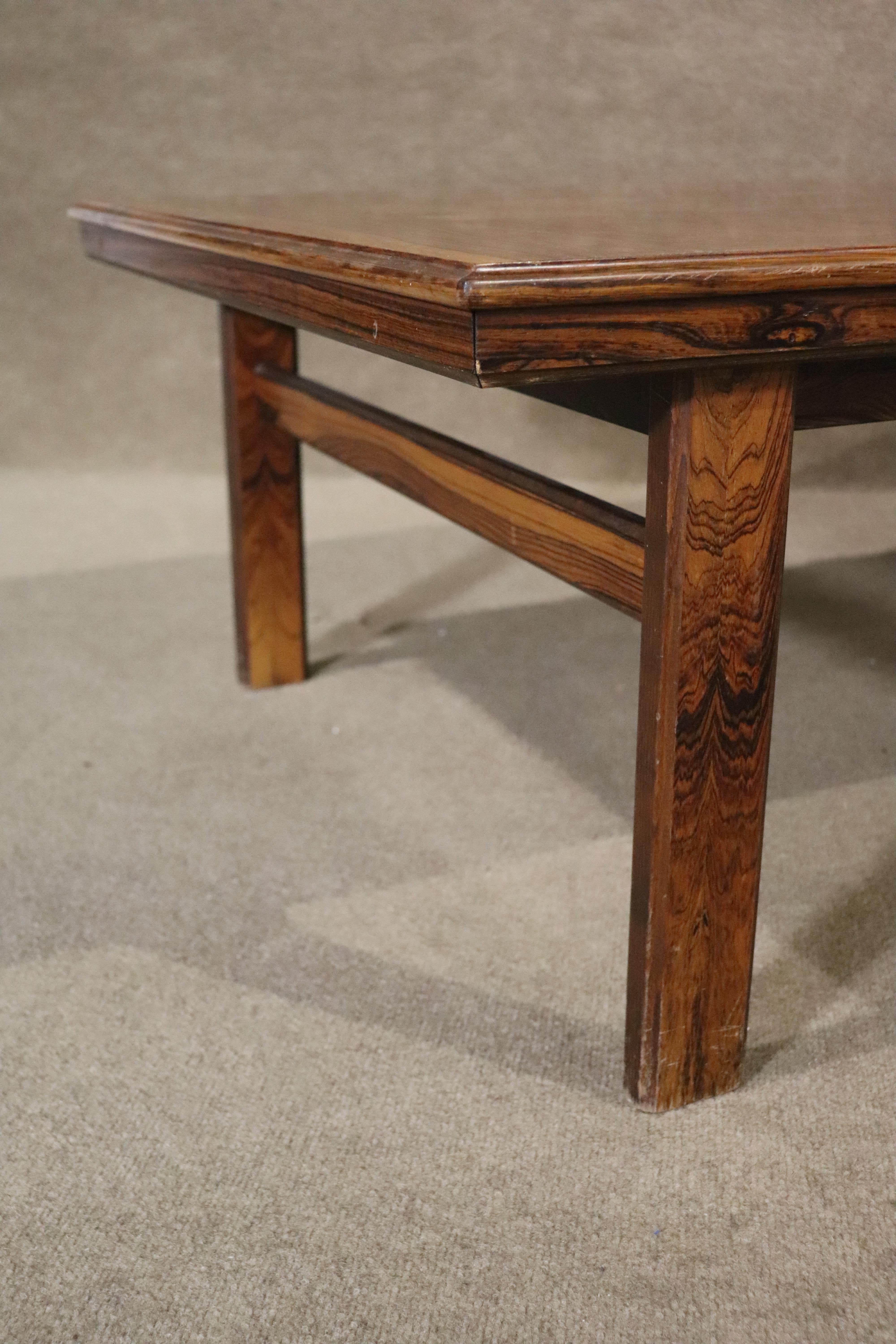 Mid-Century Modern Rare table basse en bois de rose en vente