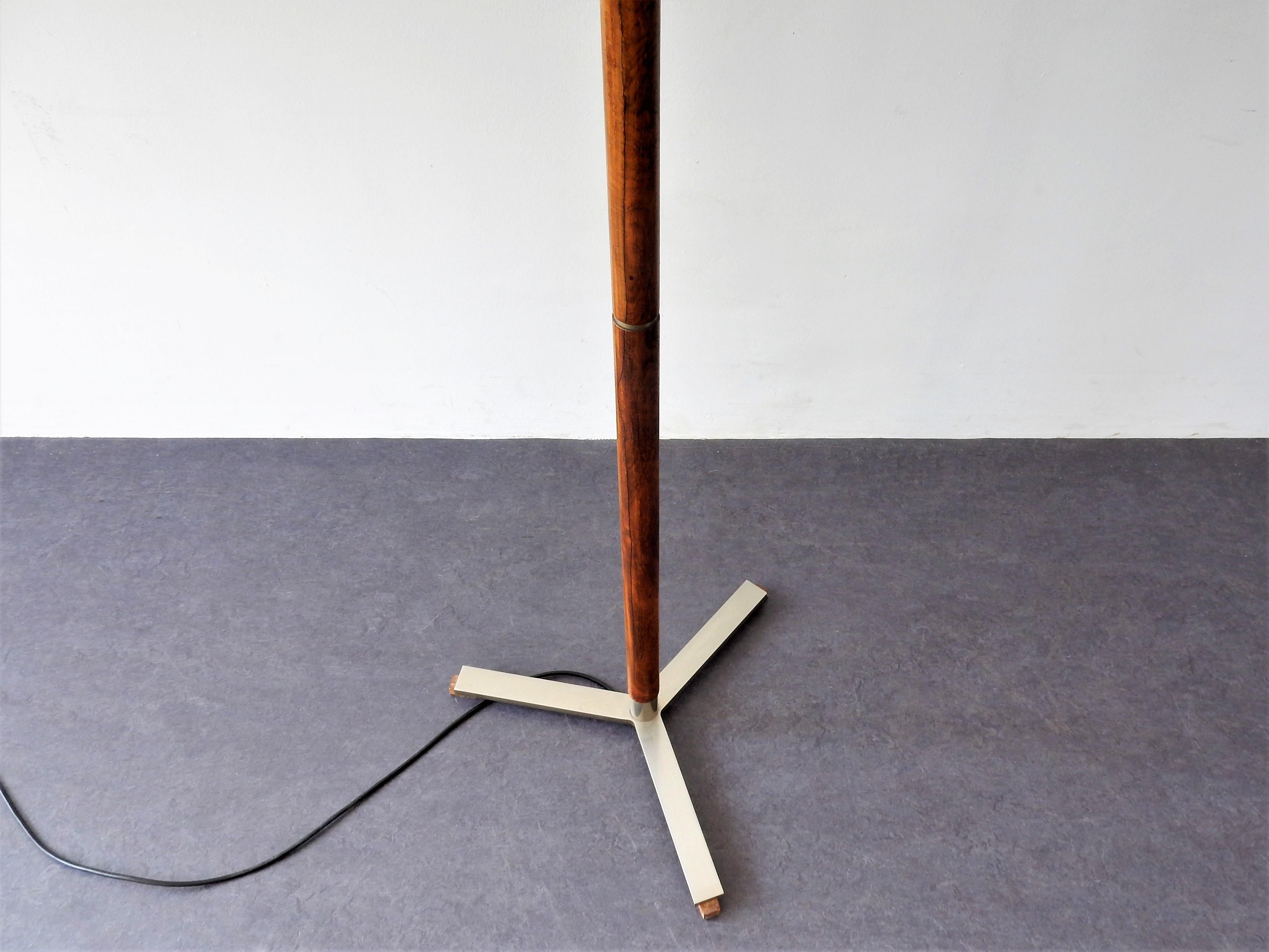 Rare Rosewood Floor Lamp by Willem Hagoort, the Netherlands, 1960's In Good Condition For Sale In Steenwijk, NL