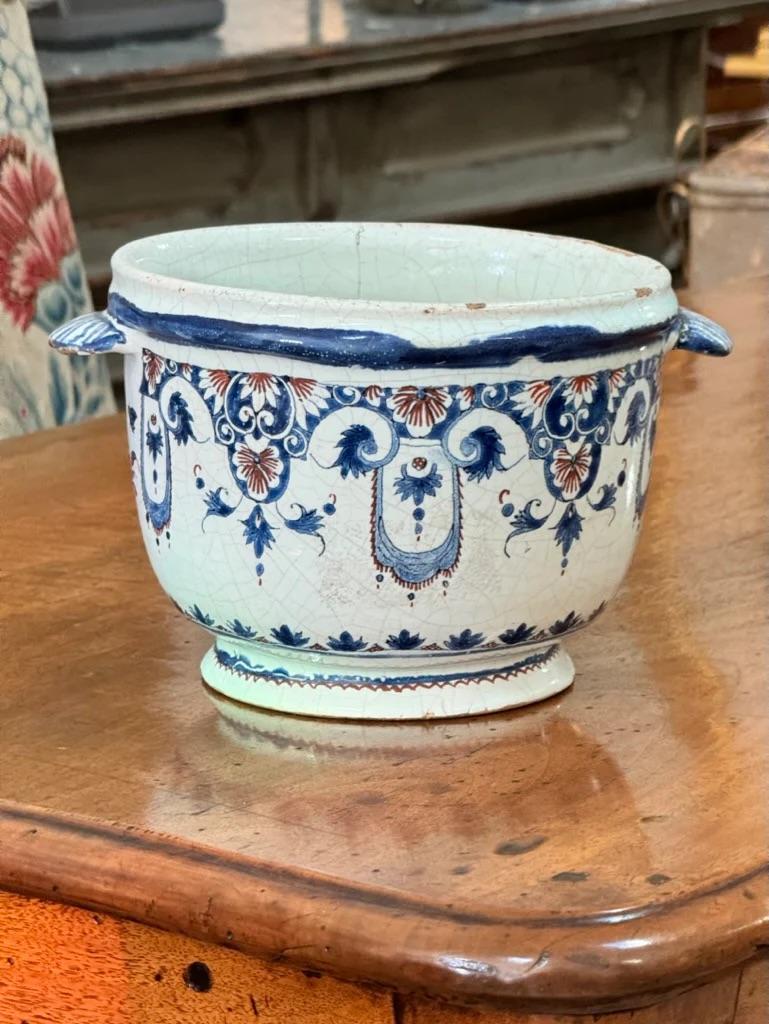Rare seau à glace (seau a glace) ou refroidisseur de fruits ou de vin en faïence de Rouen, 18e s., décor floral bleu cobalt et rouge fer, restauration sur une poignée, environ 5.5 