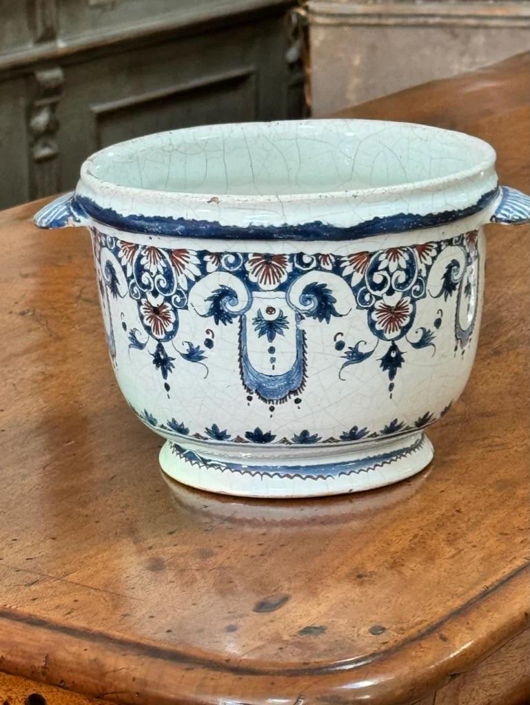 XVIIIe siècle et antérieur Rare paille à glace Rouen en faïence émaillée à l'étain, 18ème siècle