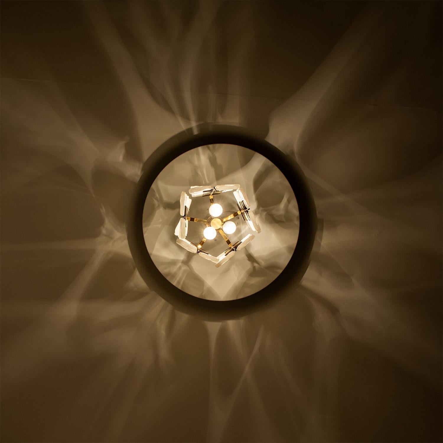 Rare pendentif rond 1 des 2 feuilles en verre dépoli Kalmar, 1960 en vente 4