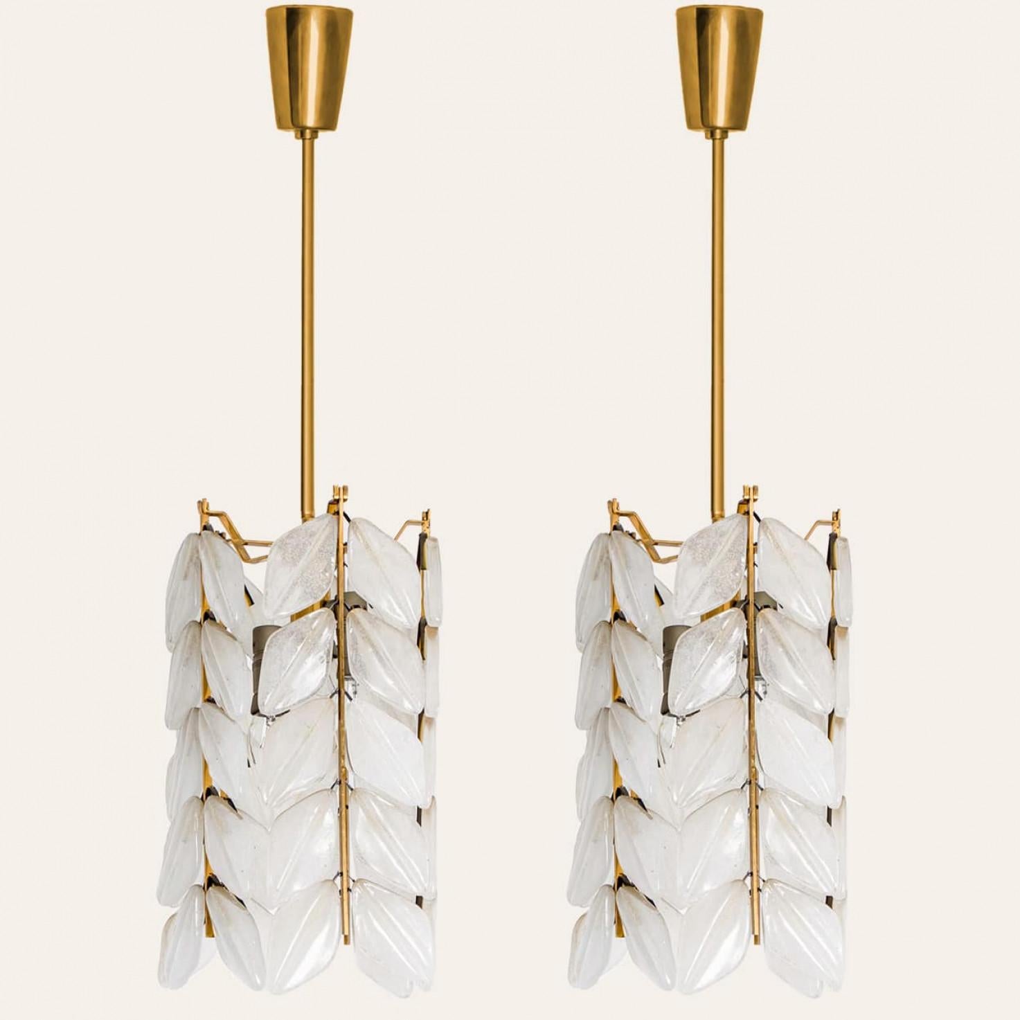 Pendentif rond en verre dépoli de Kalmar.

Les parties en verre dépoli créent de belles feuilles, montées sur un cadre en laiton. Illumine magnifiquement.

Modèle rare de Kalmar.

Nettoyé et bien câblé, en parfait état de marche et prêt à être