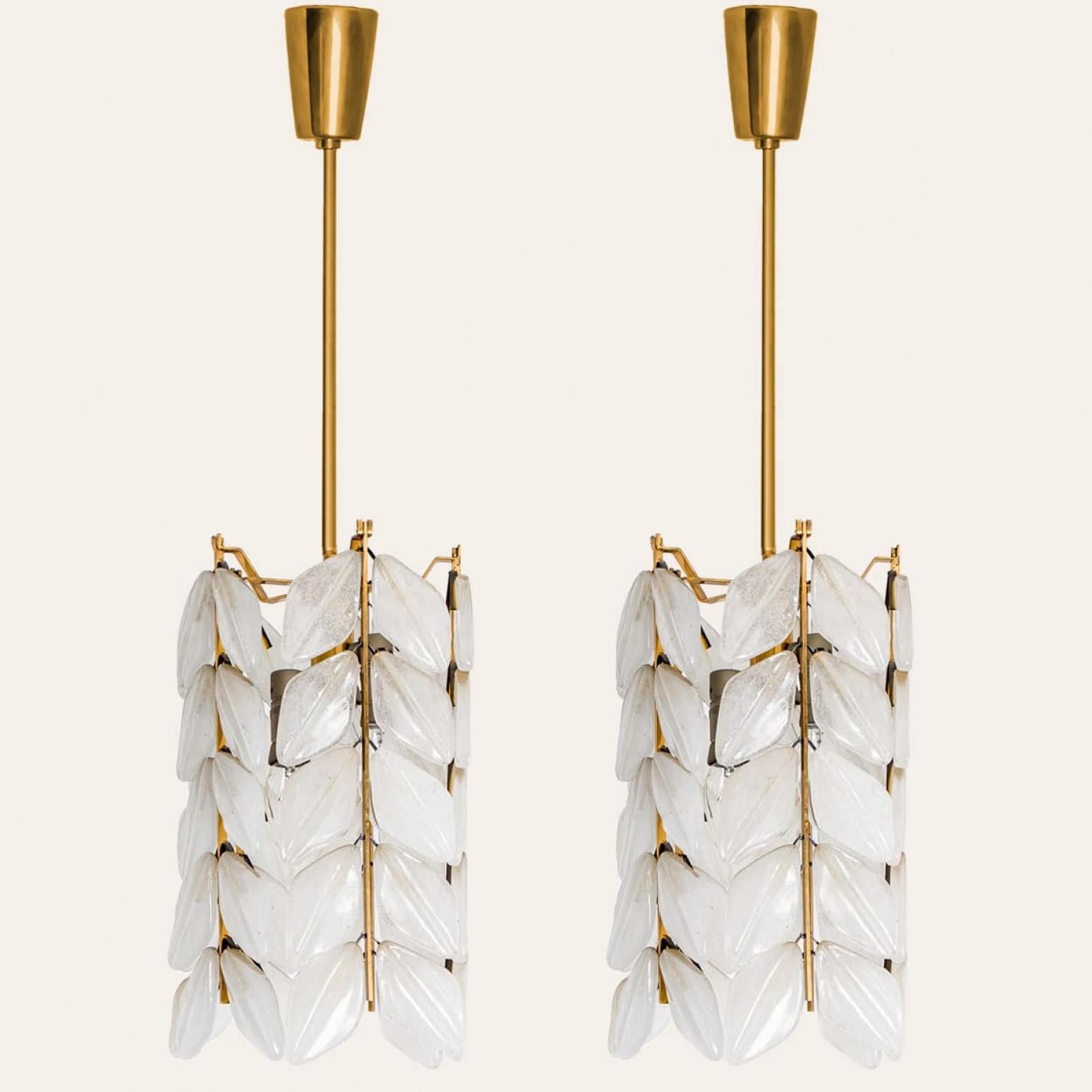 Pendente rotondo a forma di foglia in vetro smerigliato di Kalmar.

Le parti in vetro smerigliato creano bellissime foglie, montate su una cornice in ottone. Illumina meravigliosamente.

Un modello raro di Kalmar.

Pulito e ben cablato,