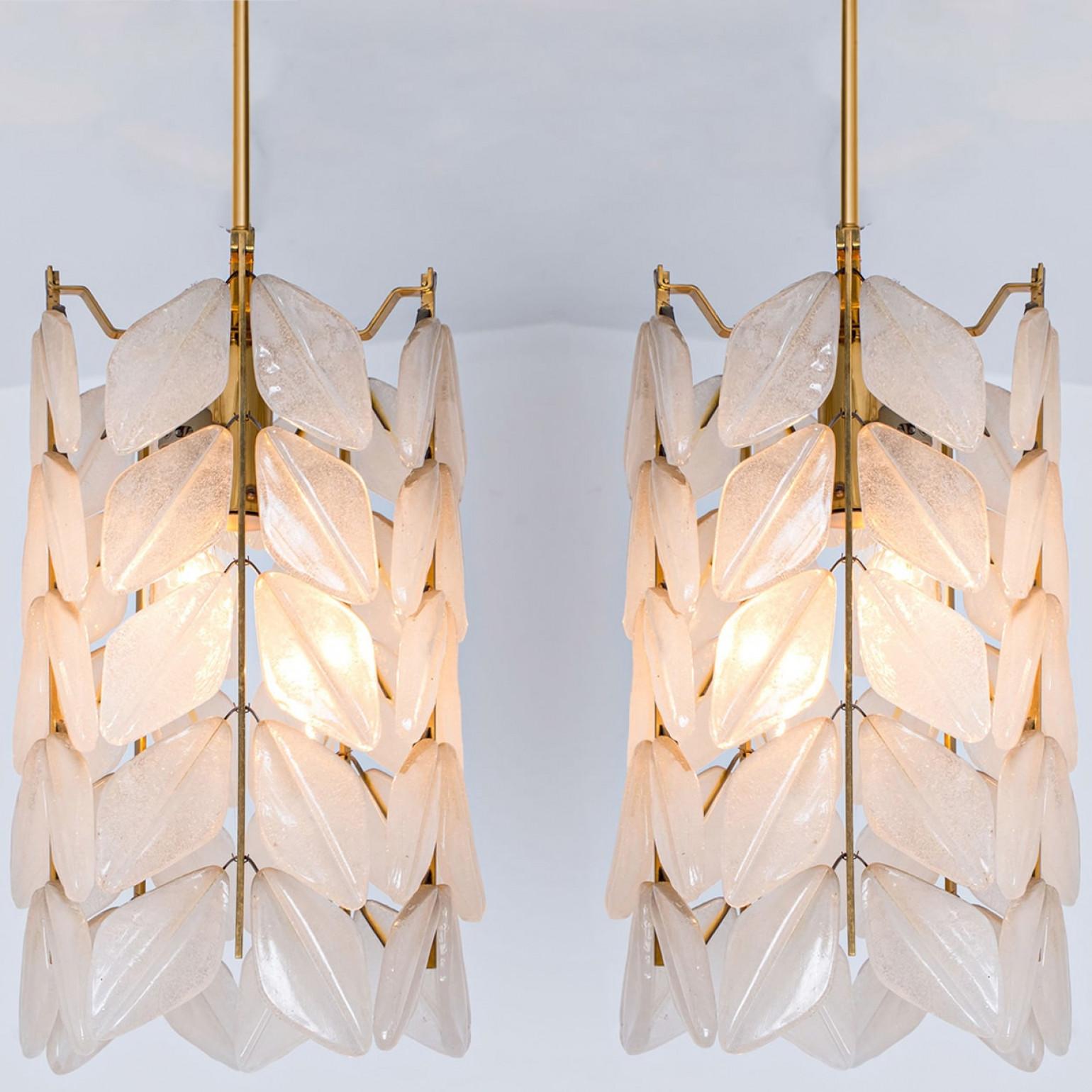 Mid-Century Modern Rare pendentif rond 1 des 2 feuilles en verre dépoli Kalmar, 1960 en vente