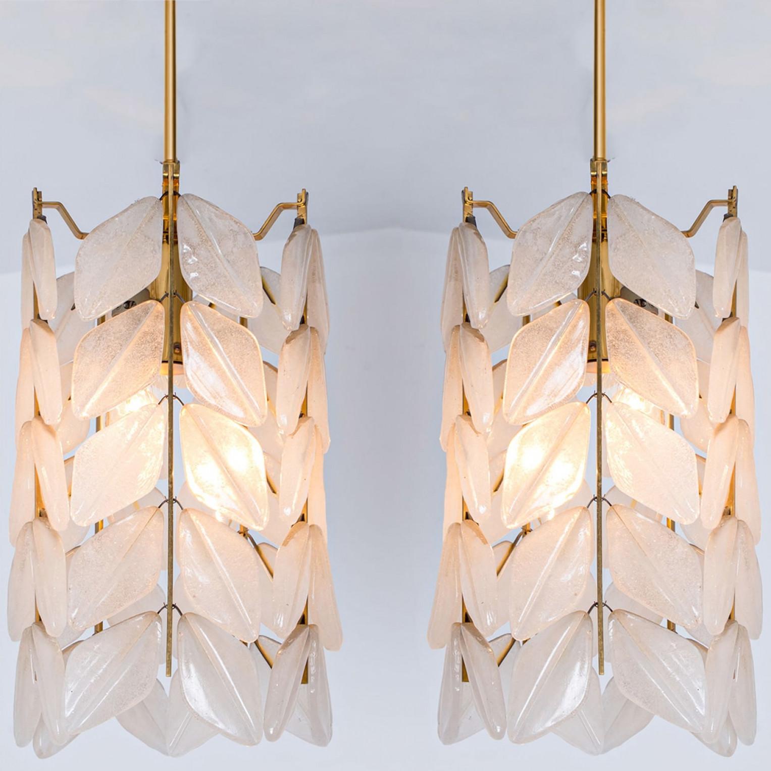 Mid-Century moderno Raro pendente a forma di foglia in vetro smerigliato Kalmar, 1960 in vendita