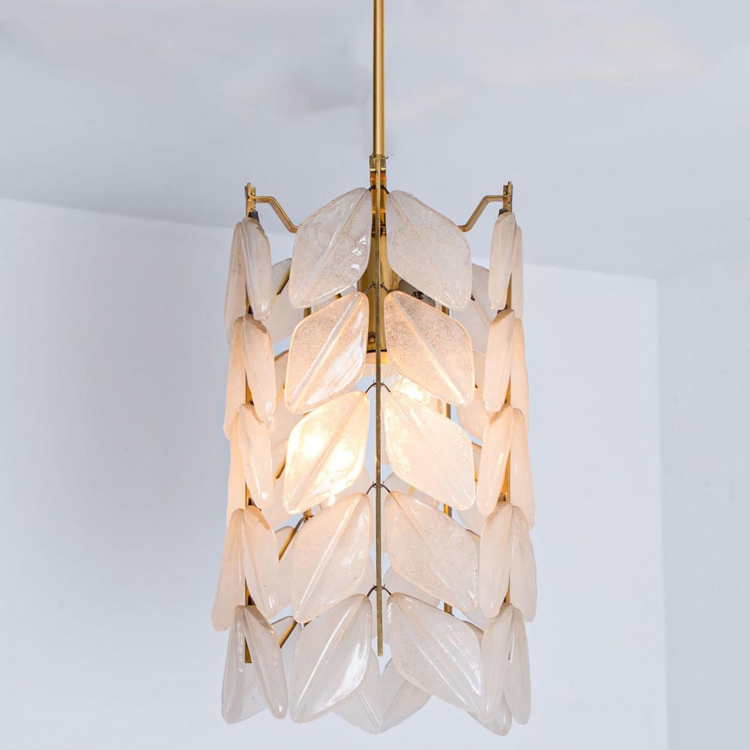 Rare pendentif rond 1 des 2 feuilles en verre dépoli Kalmar, 1960 Bon état - En vente à Rijssen, NL