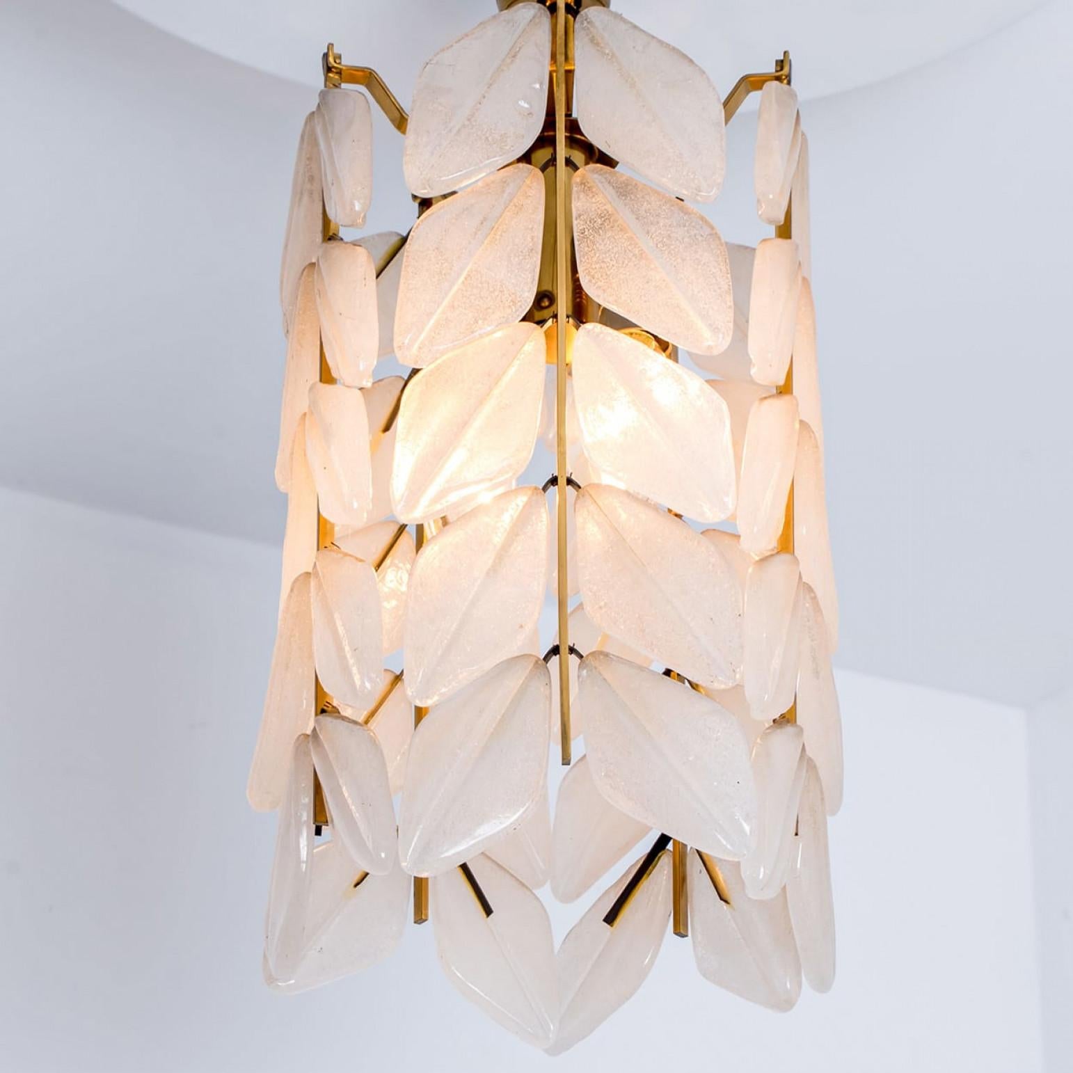 Rare pendentif rond 1 des 2 feuilles en verre dépoli Kalmar, 1960 en vente 1