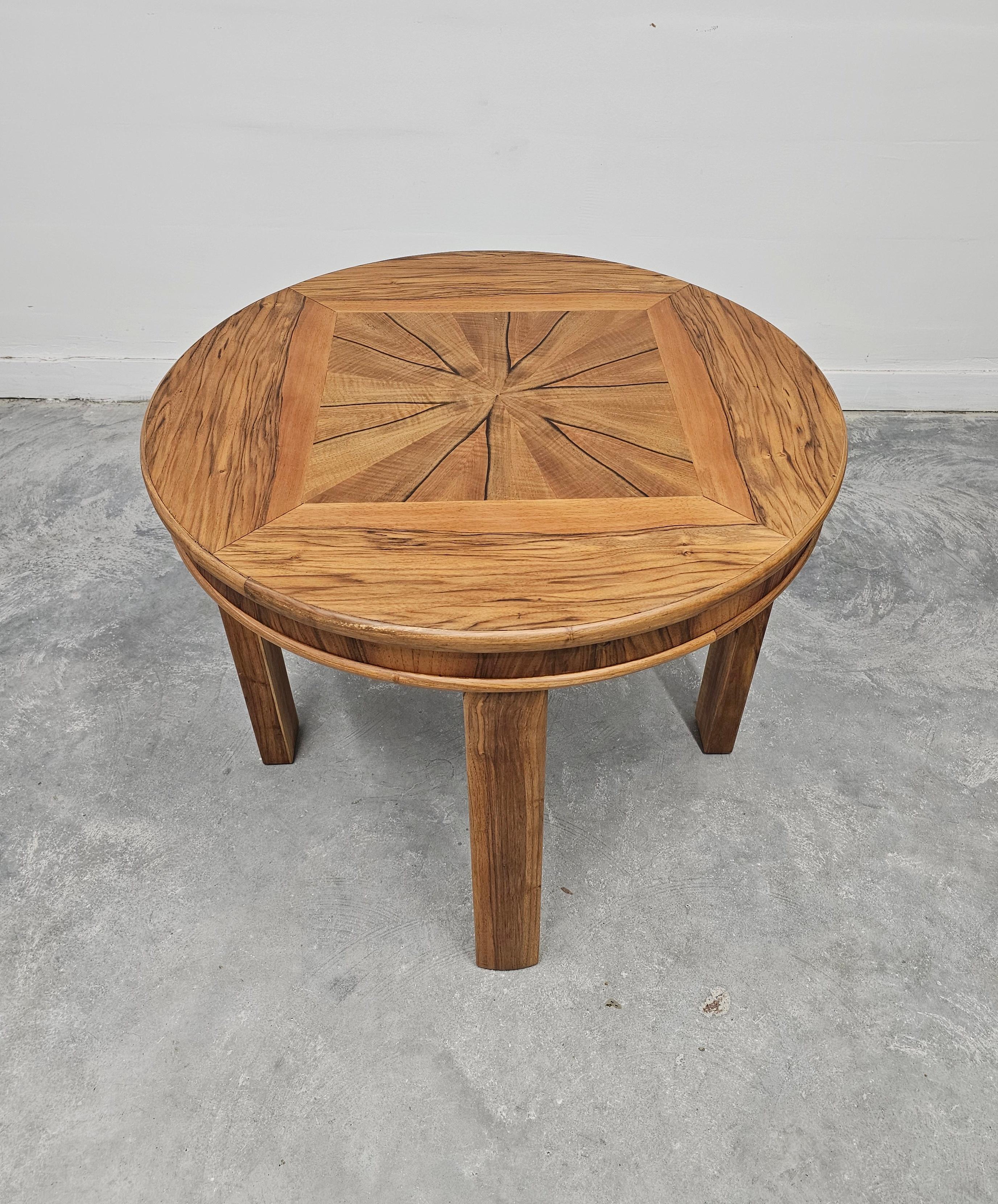 Rare Round  Table de cocktail ou d'appoint Art Déco en noyer, Autriche, années 1930 en vente 3