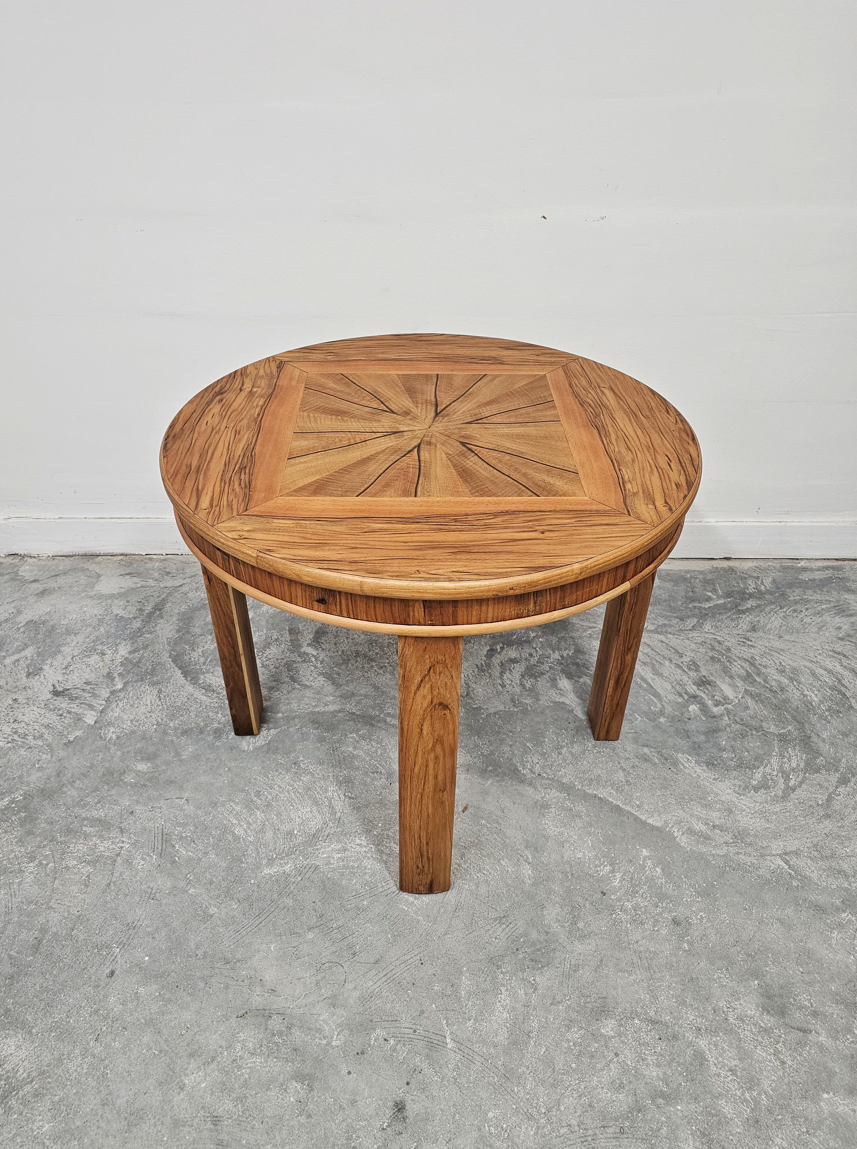 Dans cette annonce, vous trouverez une magnifique table d'appoint ronde Art Déco en noyer, avec des motifs en bois très riches. Fabriqué en Autriche dans les années 1930.

La table a été récemment entièrement rénovée.

Lors de l'achat, la table sera
