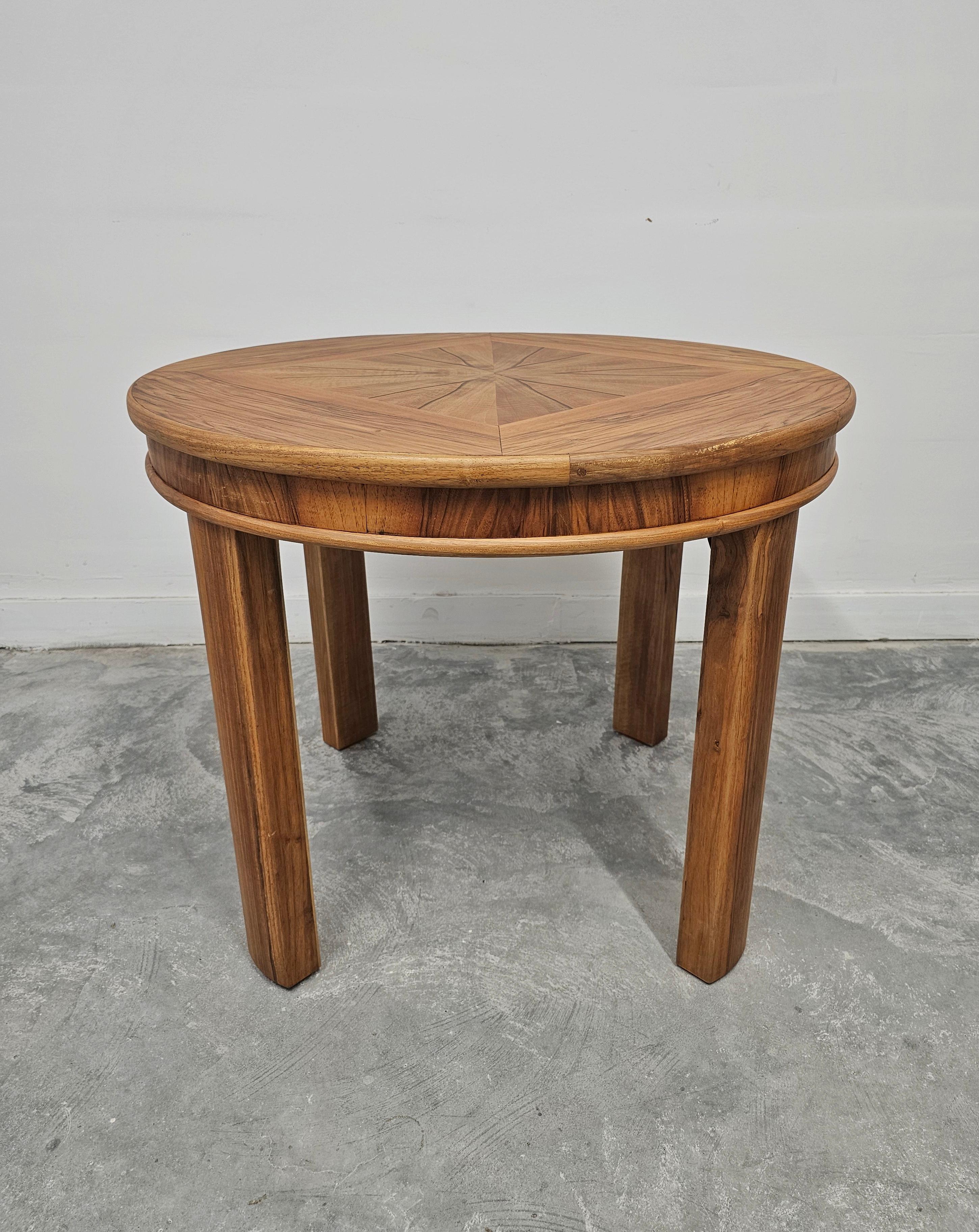 Milieu du XXe siècle Rare Round  Table de cocktail ou d'appoint Art Déco en noyer, Autriche, années 1930 en vente