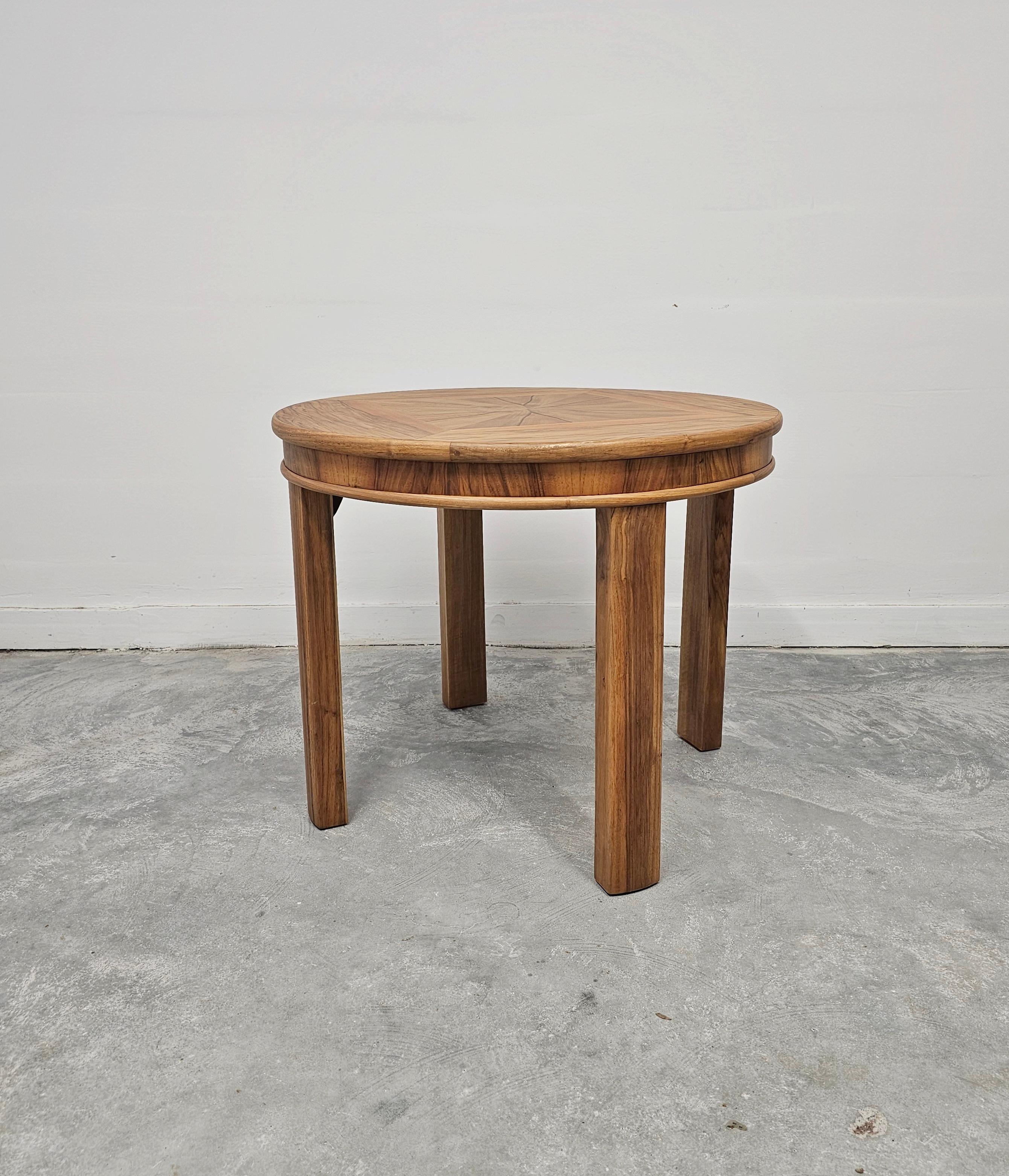 Noyer Rare Round  Table de cocktail ou d'appoint Art Déco en noyer, Autriche, années 1930 en vente