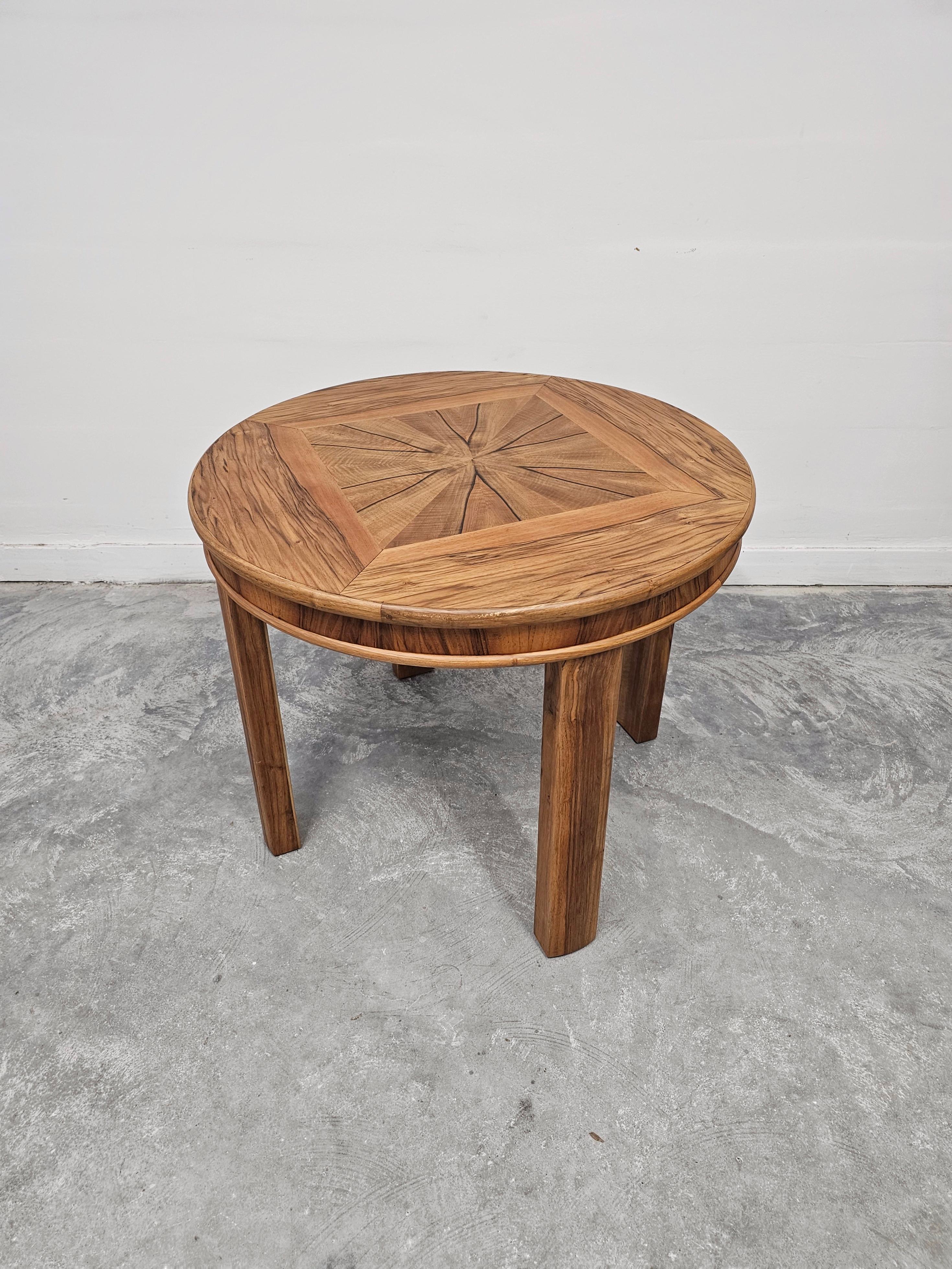 Rare Round  Table de cocktail ou d'appoint Art Déco en noyer, Autriche, années 1930 en vente 1