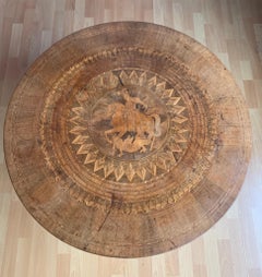 Rare Table basse ronde w. Marqueterie représentant saint Georges et le dragon