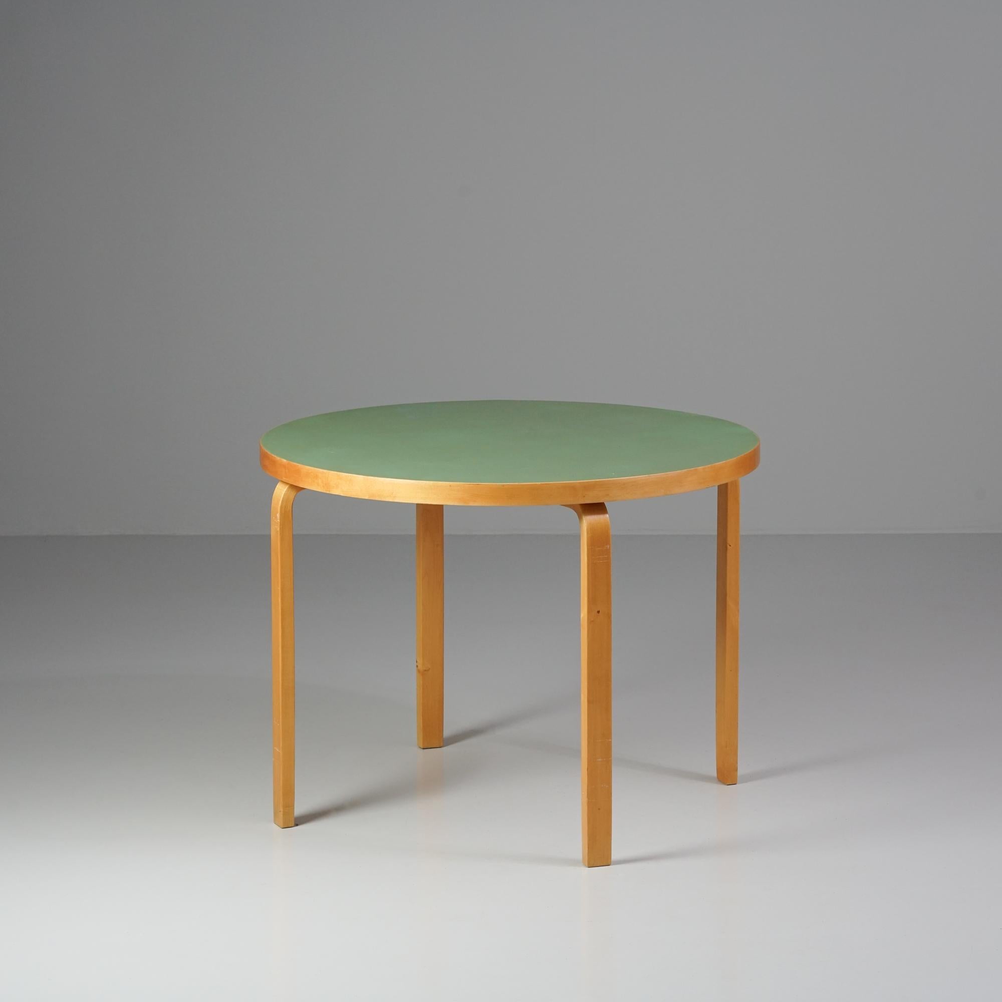 Rare round dining table, designed by Alvar Aalto, manufactured by Oy Huonekalu- ja Rakennustyötehdas Ab, 1950s. Birch frame, rare green linoleum table top. Good vintage condition, patina consistent with age and use. 

Alvar Aalto (1898-1976) is