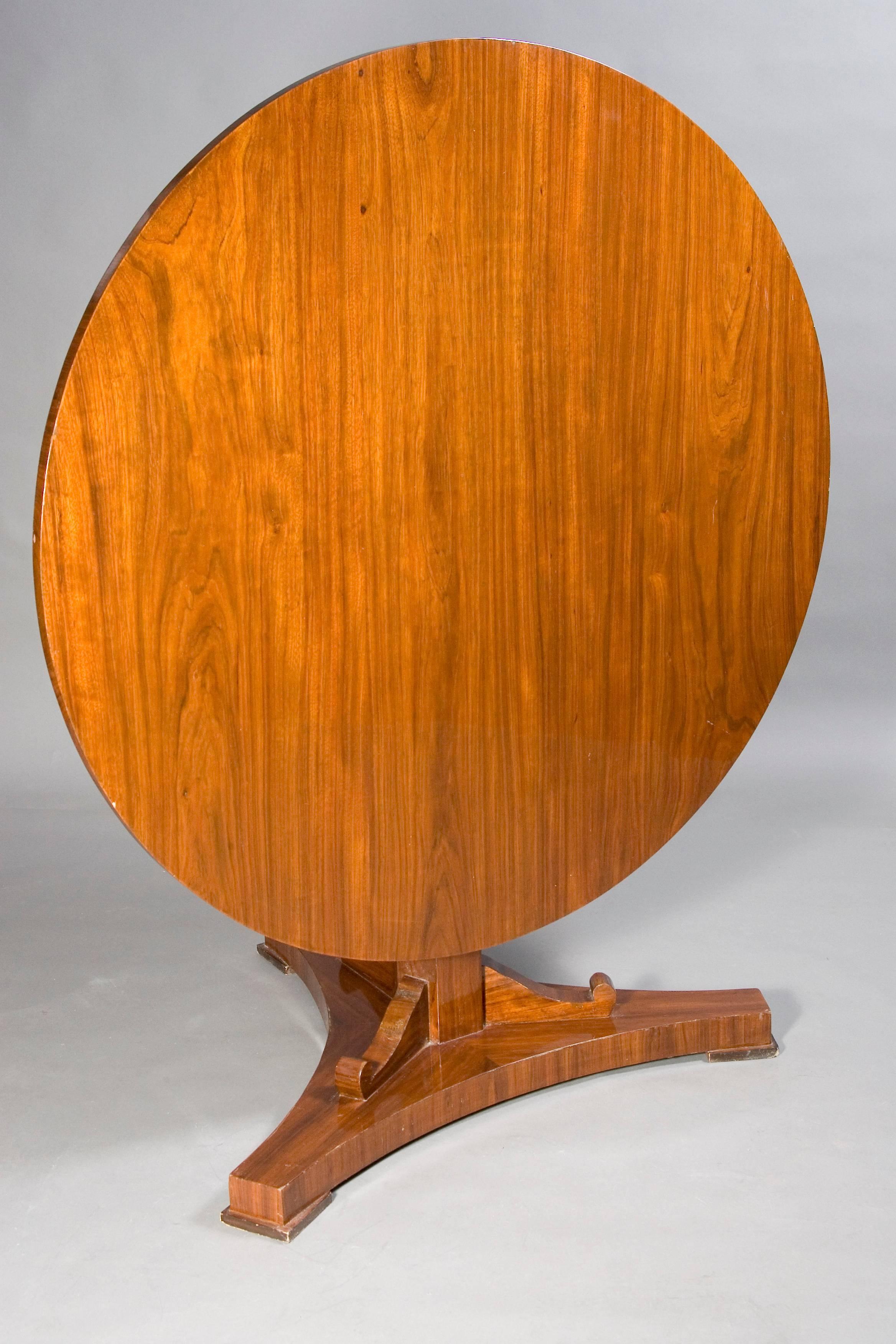 Veneer Rare Round Folding Table in antique Biedermeier Style Mahogany veneer For Sale