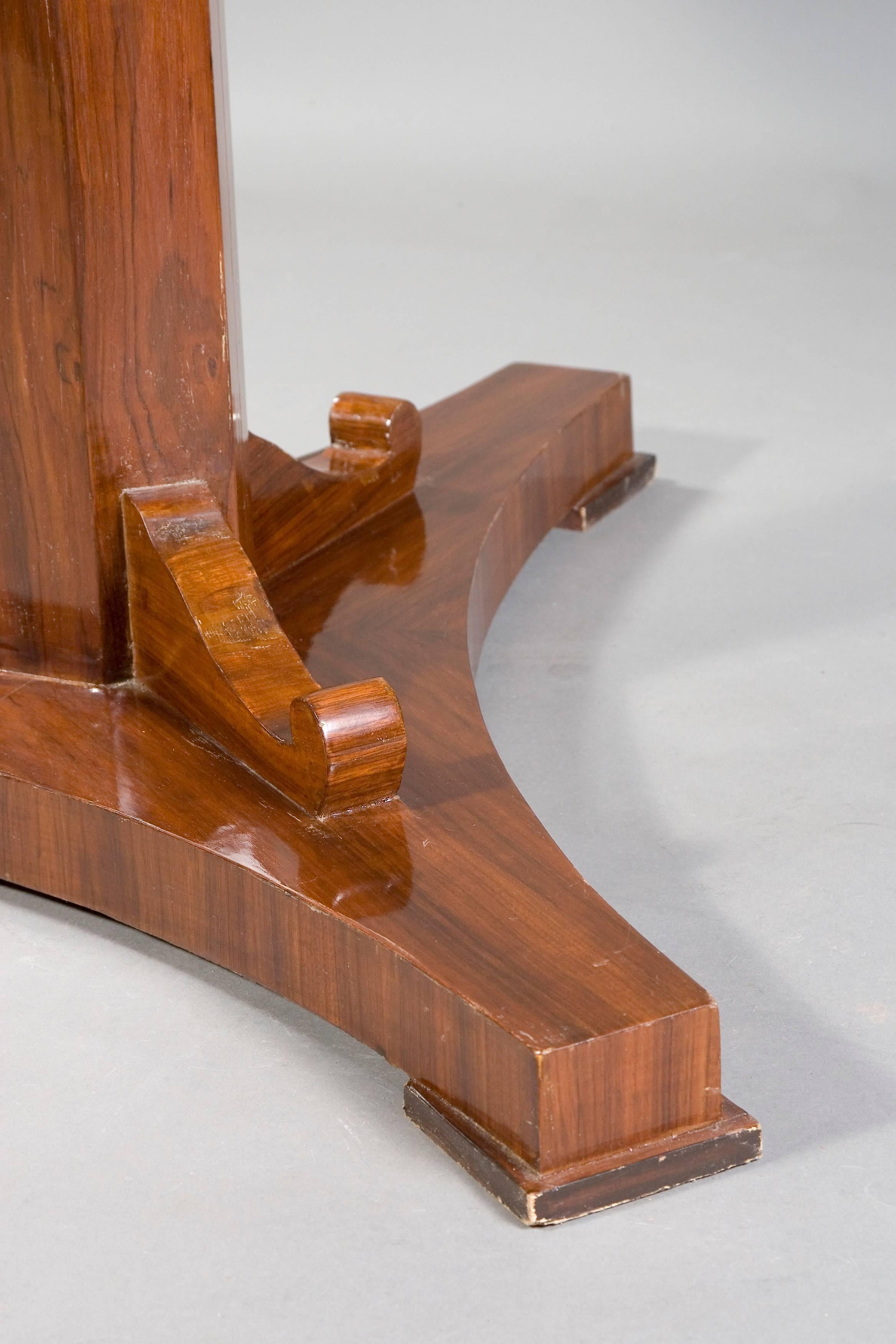 Rare Round Folding Table in antique Biedermeier Style Mahogany veneer In Good Condition For Sale In Berlin, DE