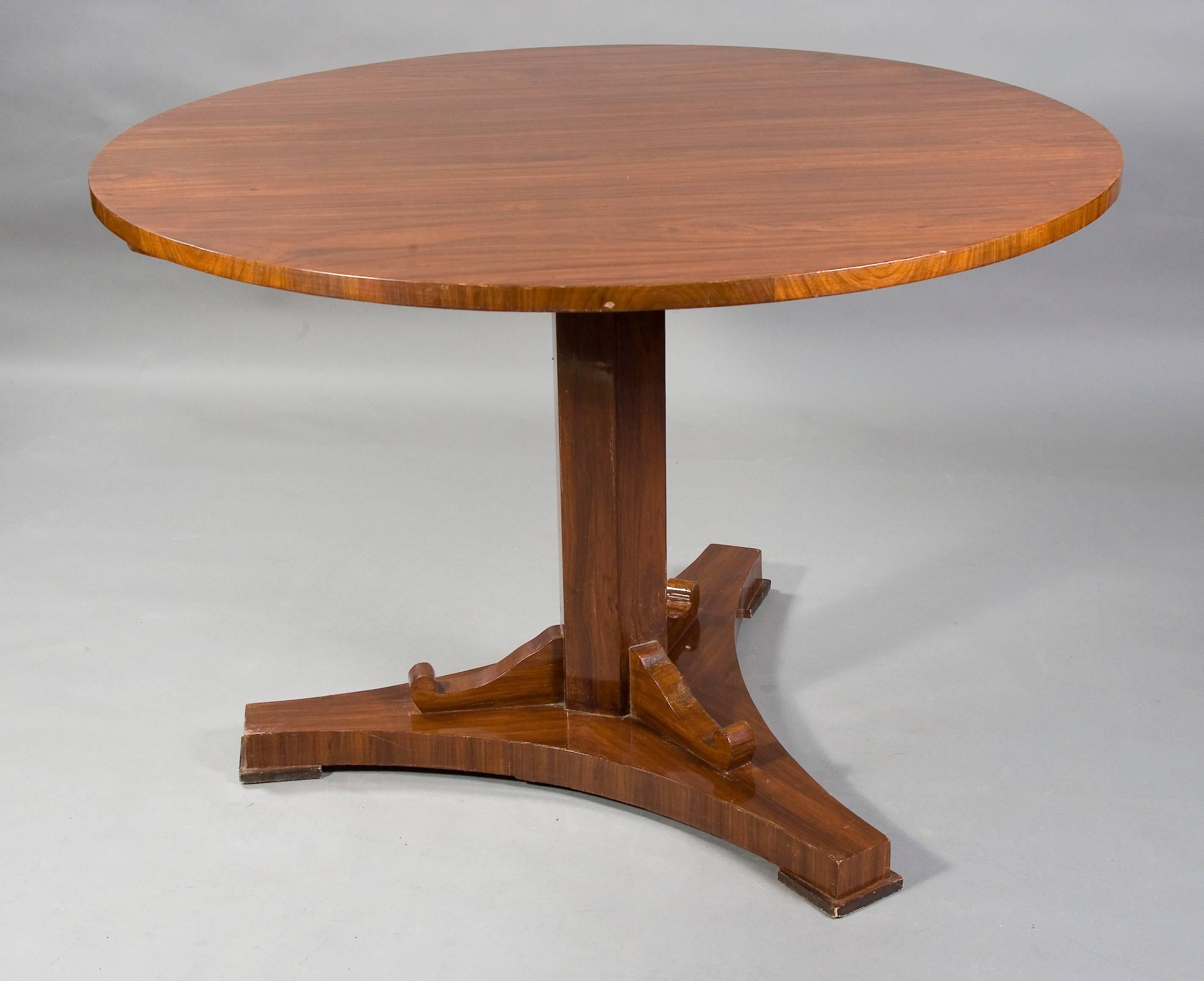 Rare Round Folding Table in antique Biedermeier Style Mahogany veneer For Sale 1