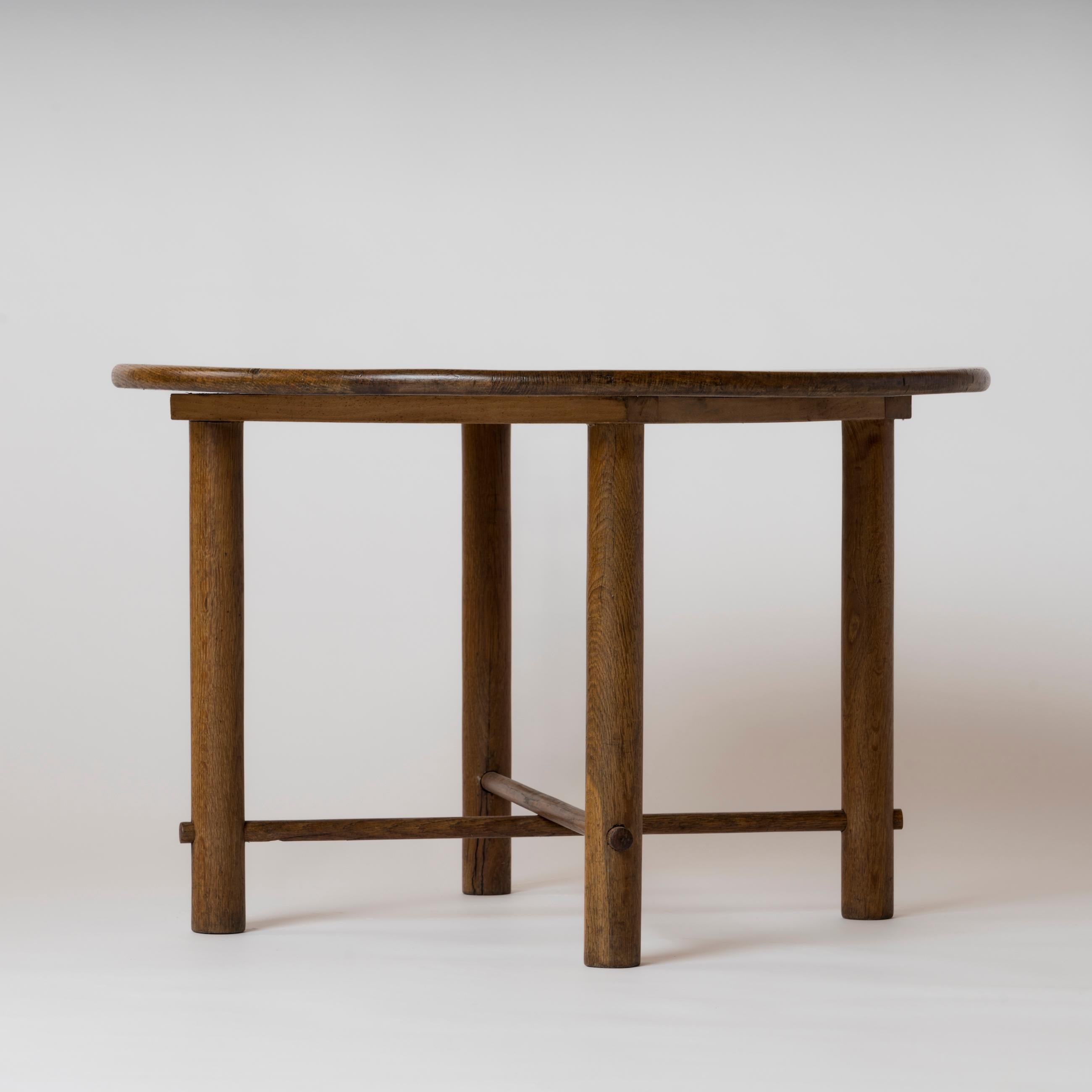 Rare table basse ronde en Oak avec entretoise par Emile Seigneur - France 1950's État moyen - En vente à New York, NY