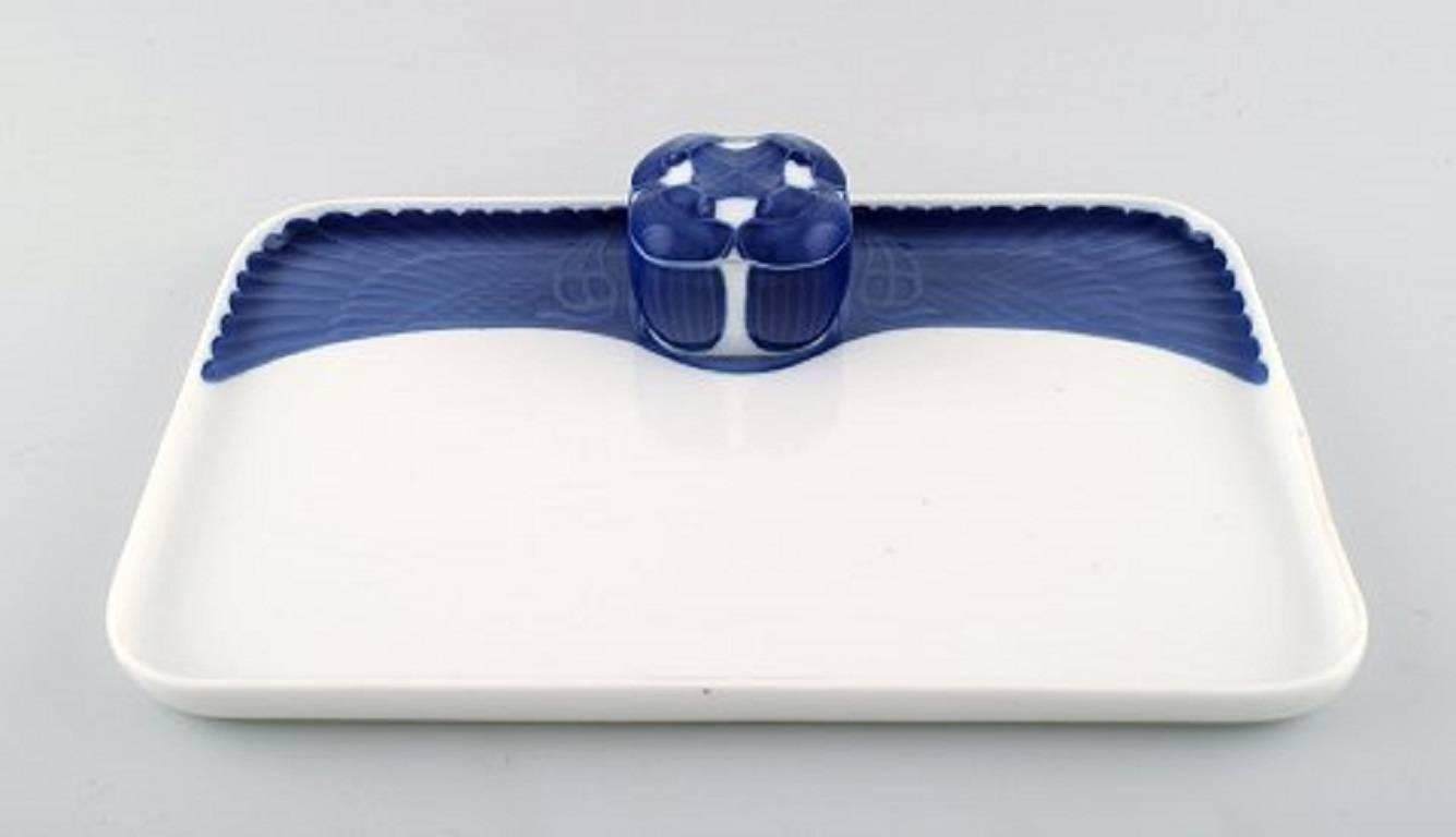 Raro calamaio Art Nouveau di Royal Copenhagen su vassoio,
all'inizio del 1900.
Misura 25,5 cm. x 16 cm. x 5,5 cm.
Contrassegnato.
1° assortimento, in perfette condizioni.