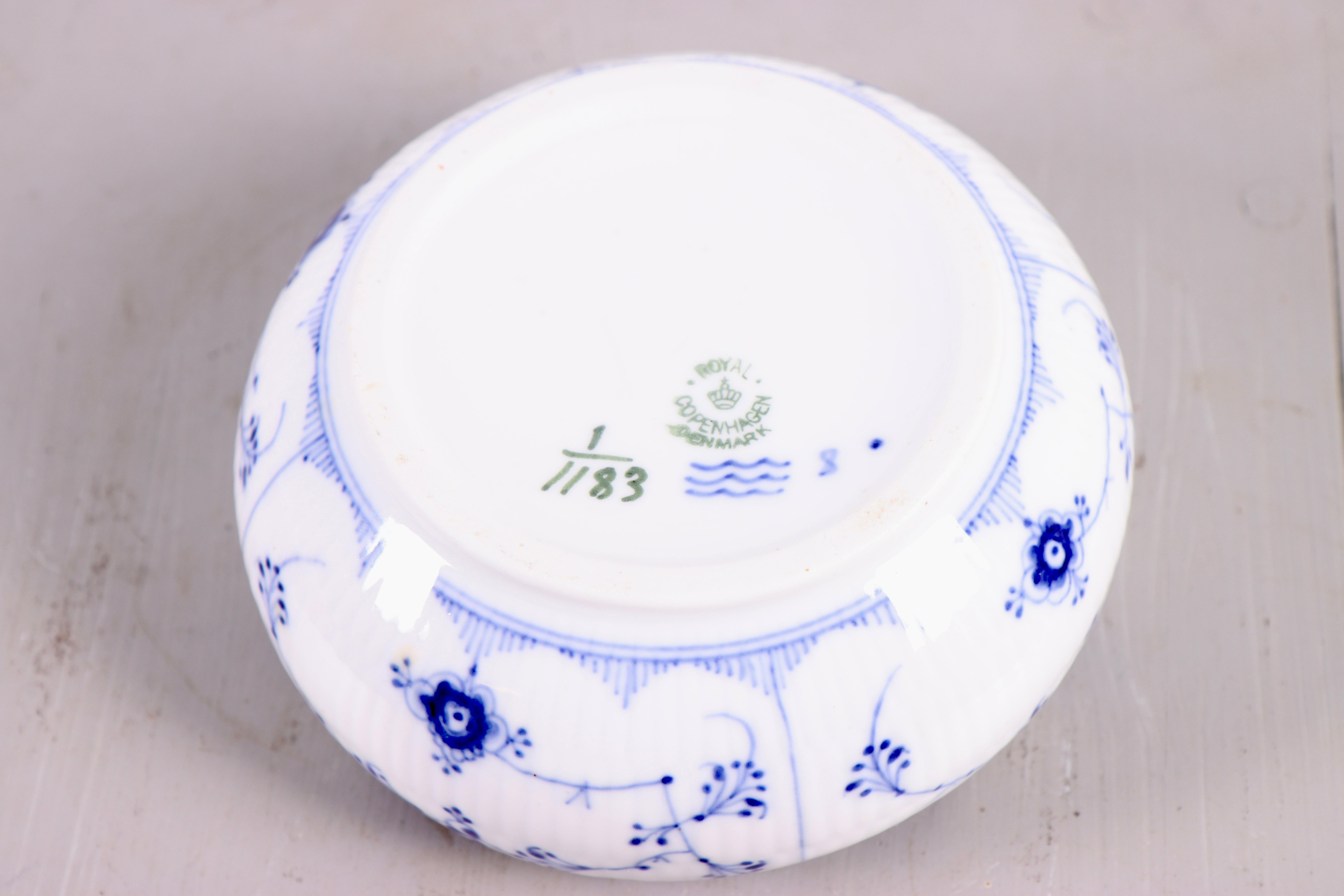 Rare Royal Copenhagen Blue Fluted Full Lace Sugar Bowl (1898-1923) In Good Condition For Sale In Lejre, DK