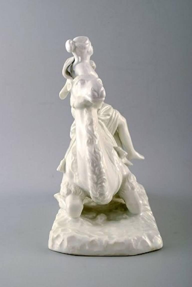 Rare Royal Copenhagen continent series, Africa, blanc de chine figure in the form of a woman sitting on a camel, late 1800s.
Measures 22 x 22 cm.
In very good condition, 1st. assortment.