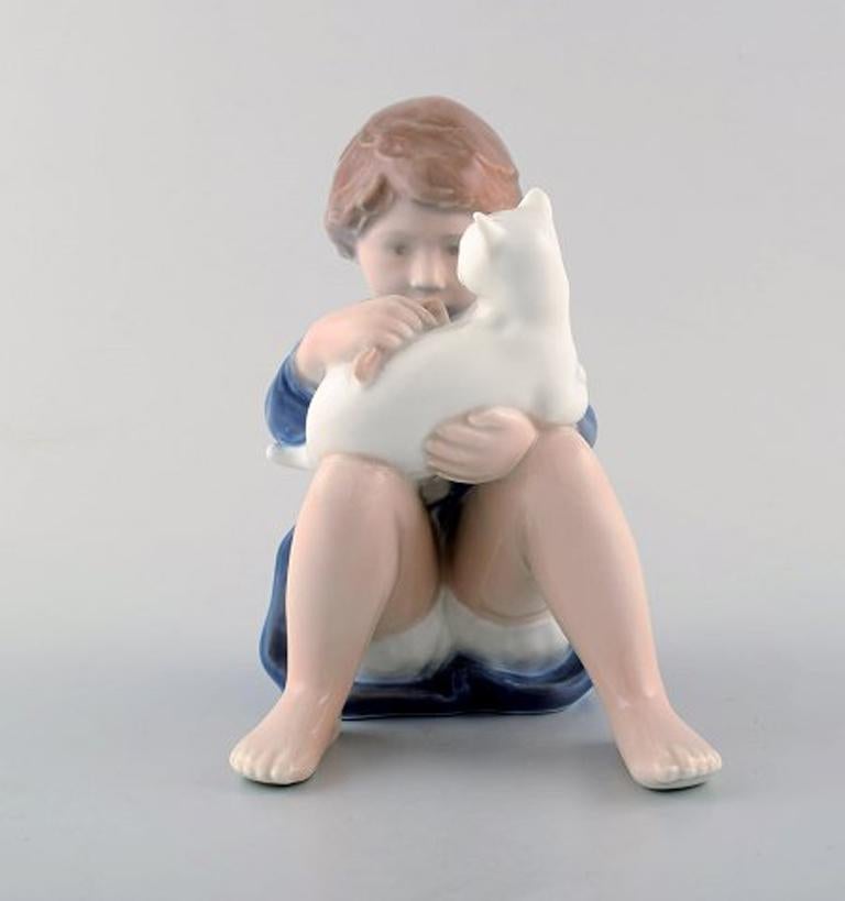 Rare Royal Copenhagen figure, girl with cat.
Decoration number 4631.
In perfect condition. 1st factory quality. 
Measures: 14.5 cm x 11.5 cm.